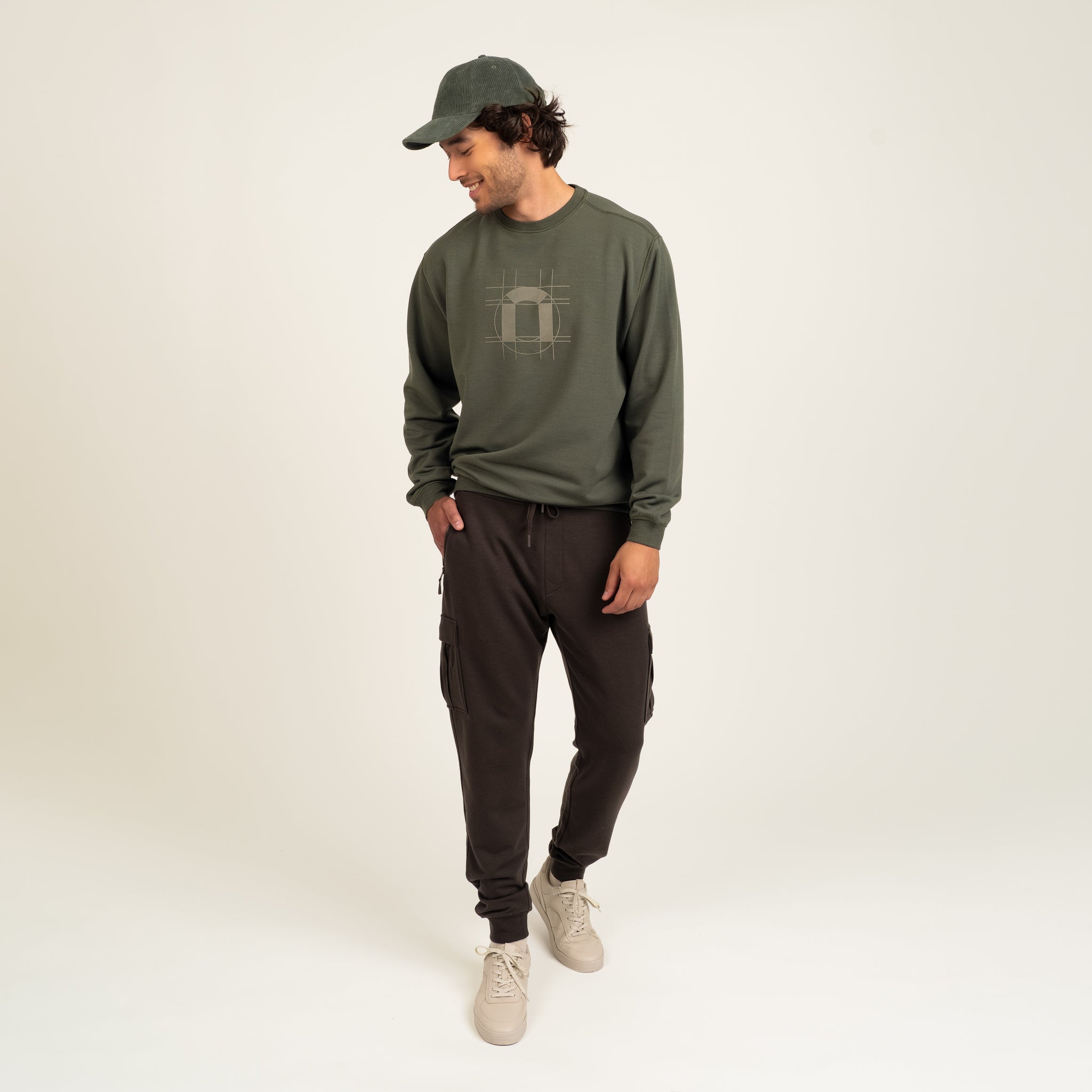 The model is 187 cm and wears size L.