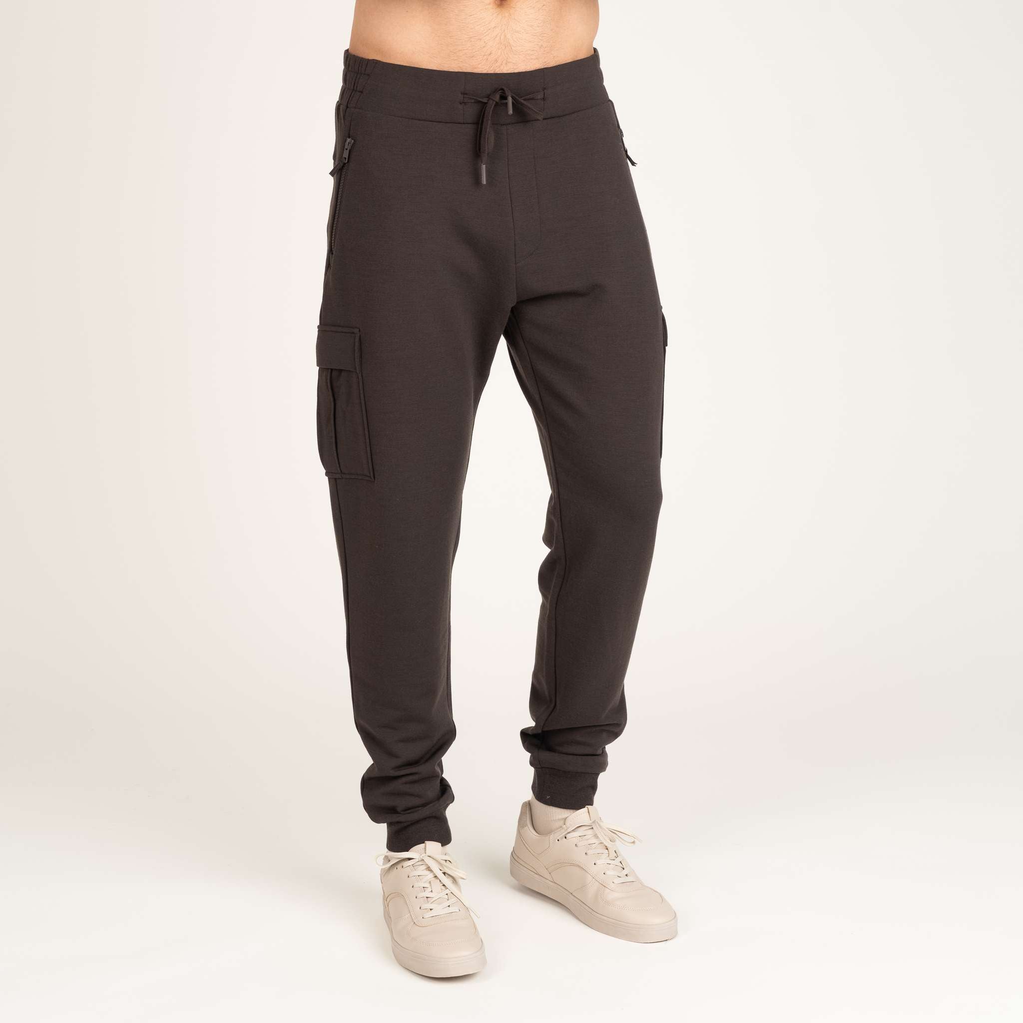 The model is 187 cm and wears size L.