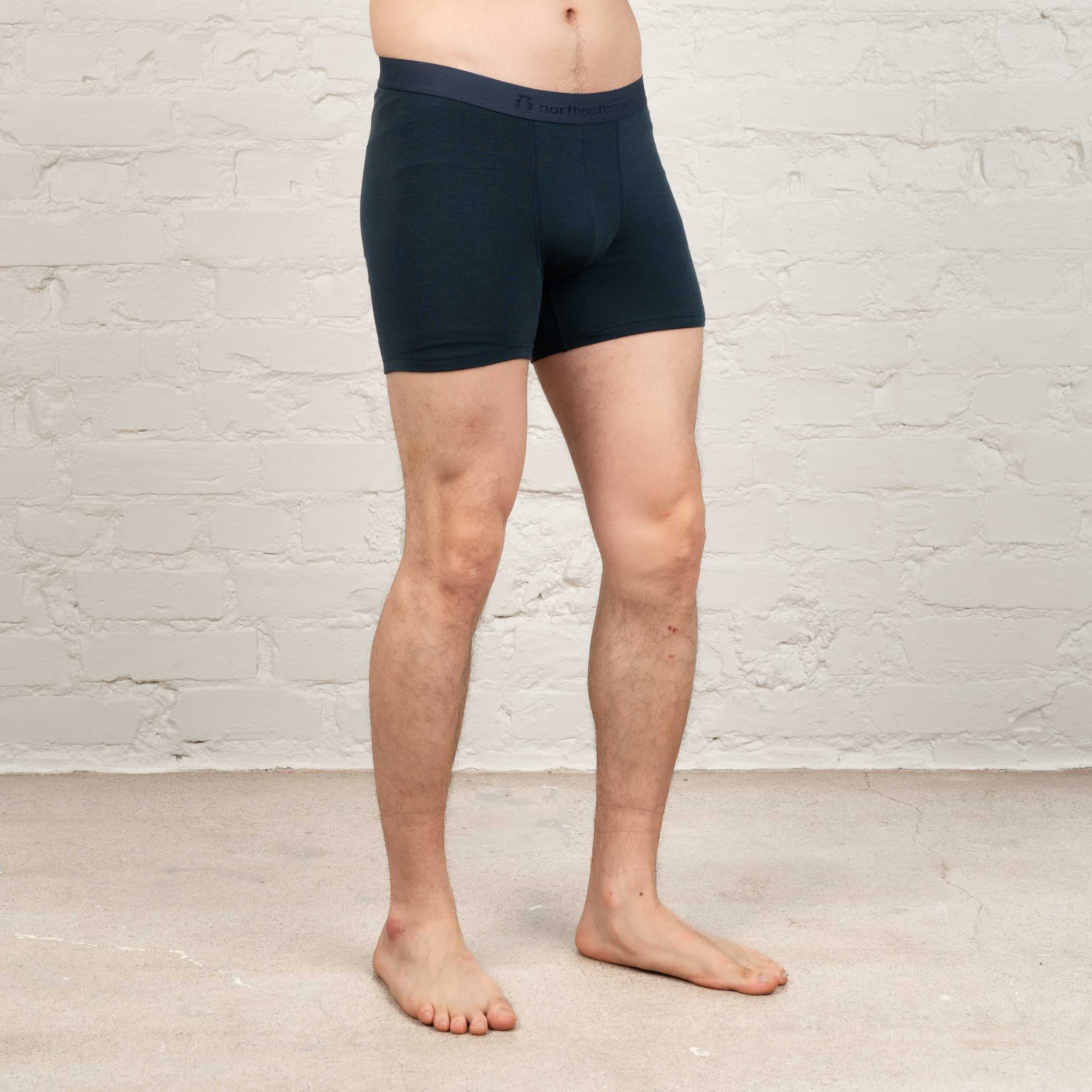 The model is 185 cm and wears size L.