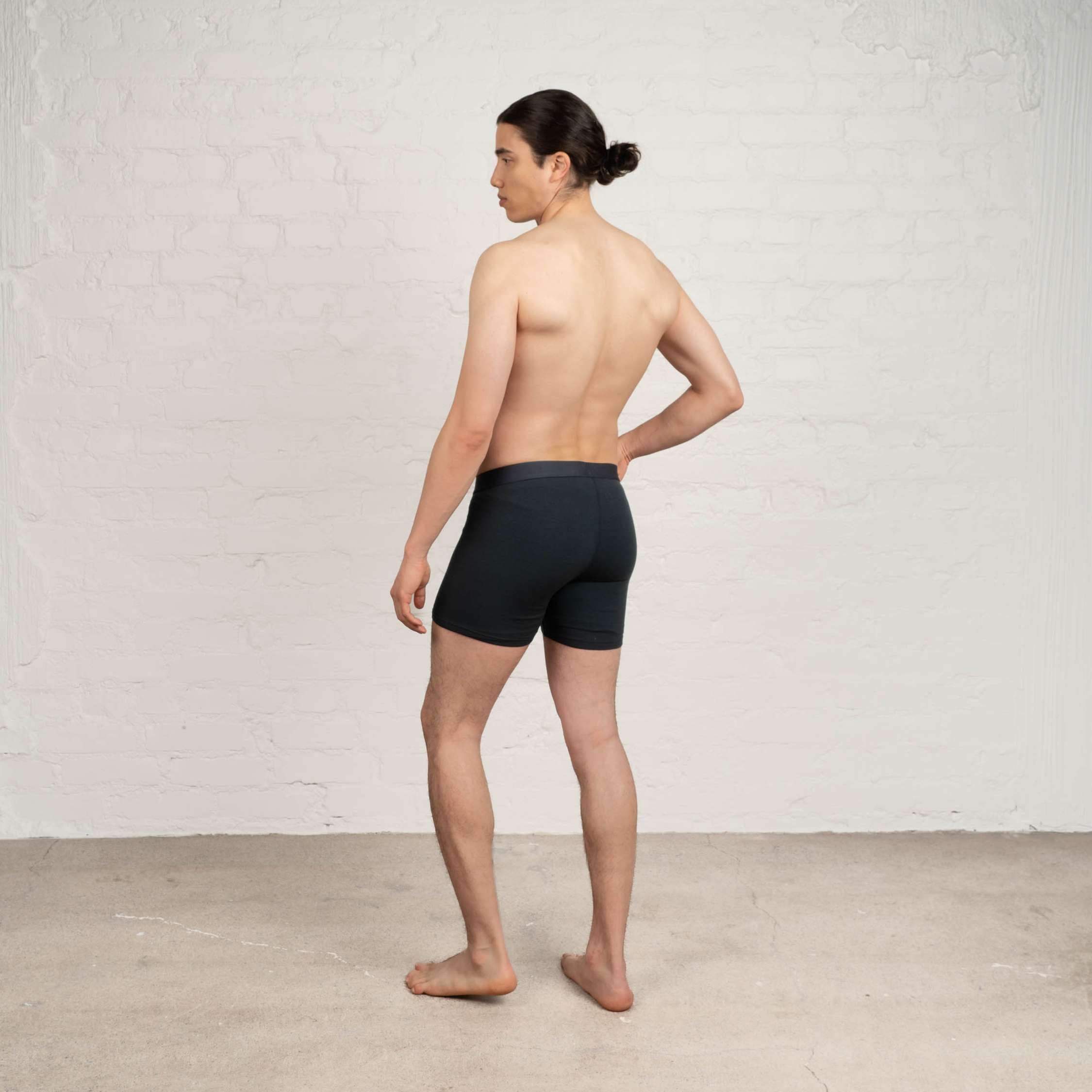 The model is 185 cm and wears size L.