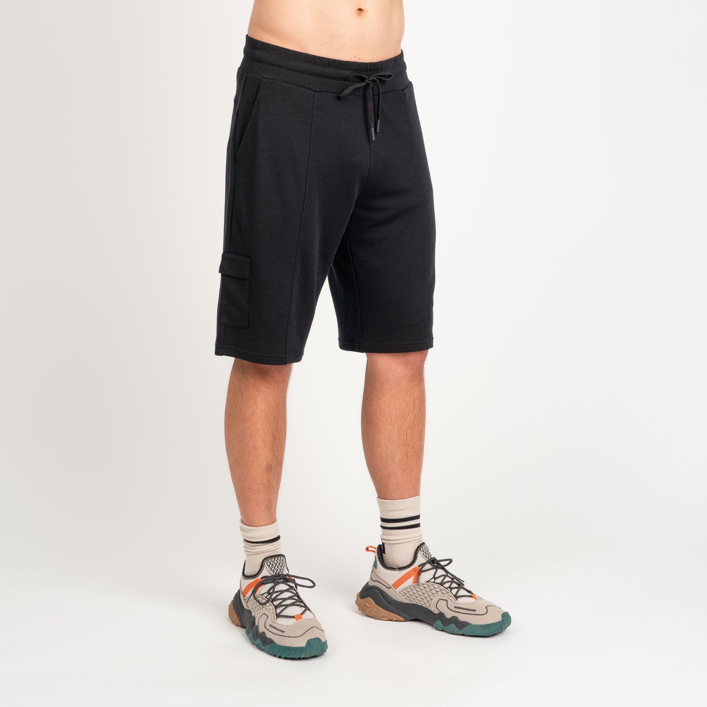 The model is 187 cm and wears size L.