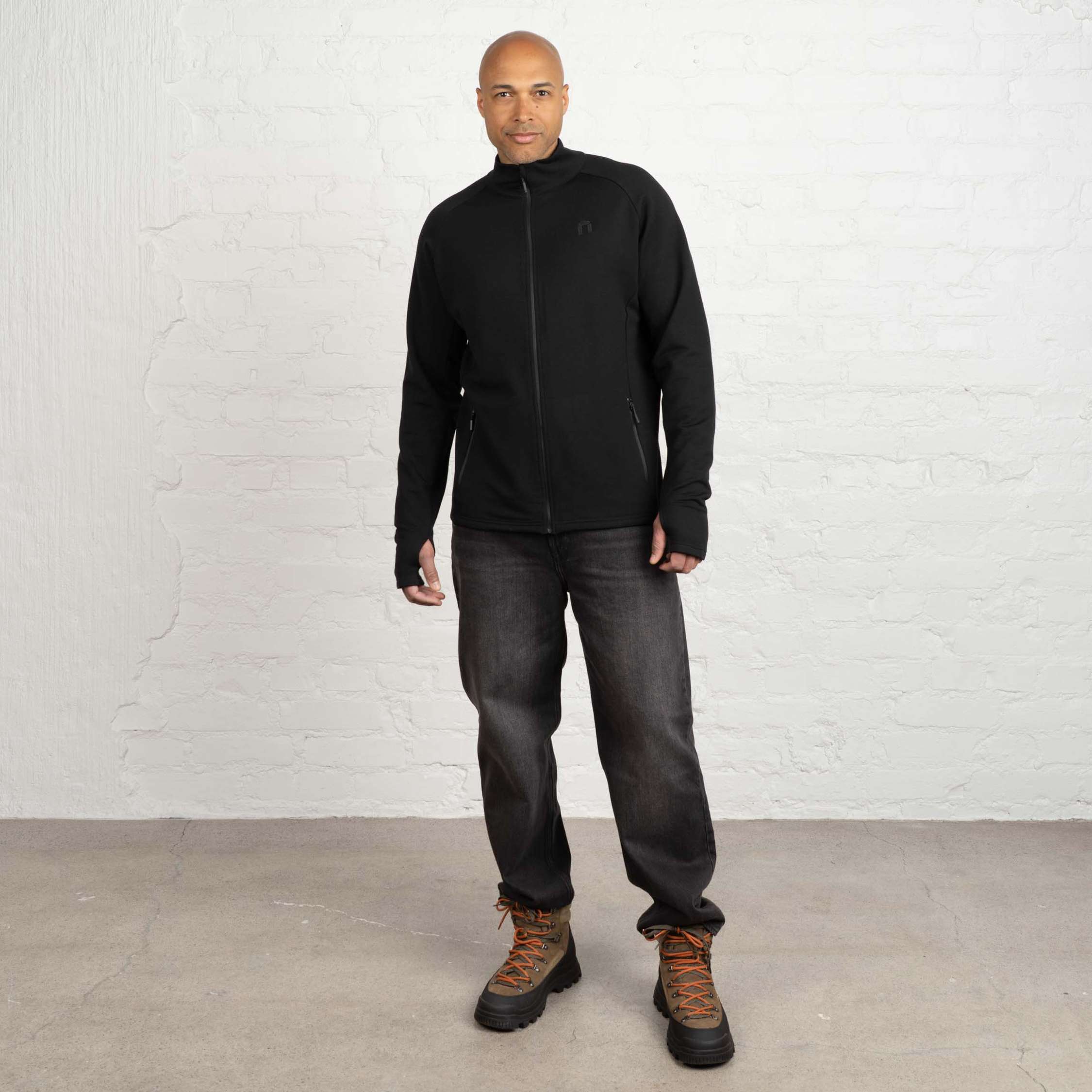 The model is 187 cm and wears size XL