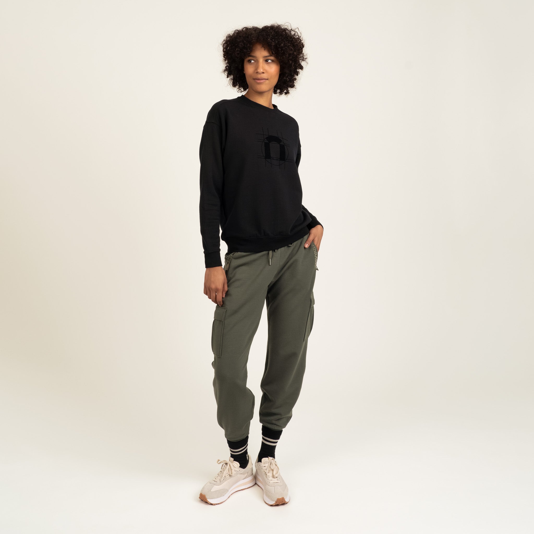 The model is 180 cm and wears size S.