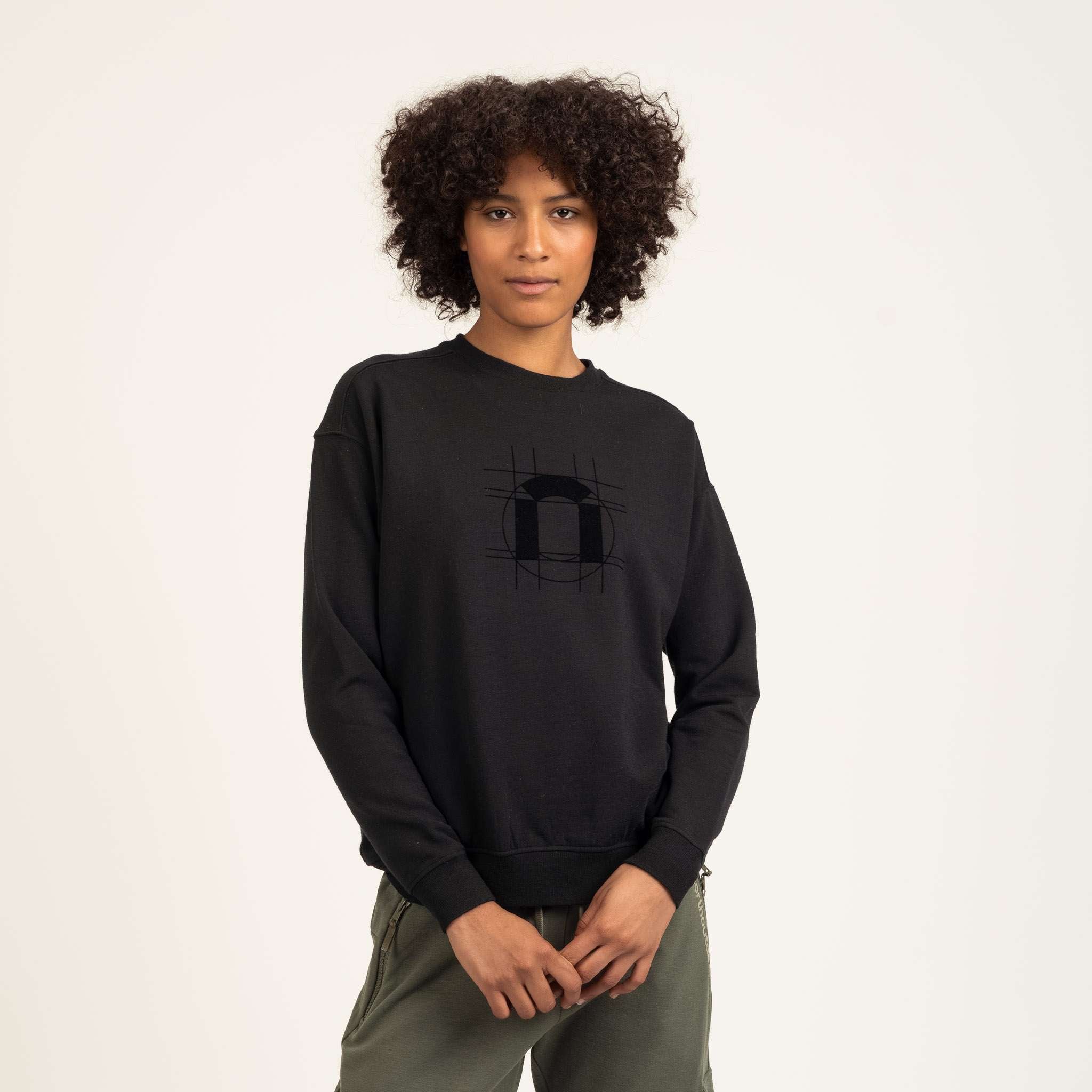 The model is 180 cm and wears size S.