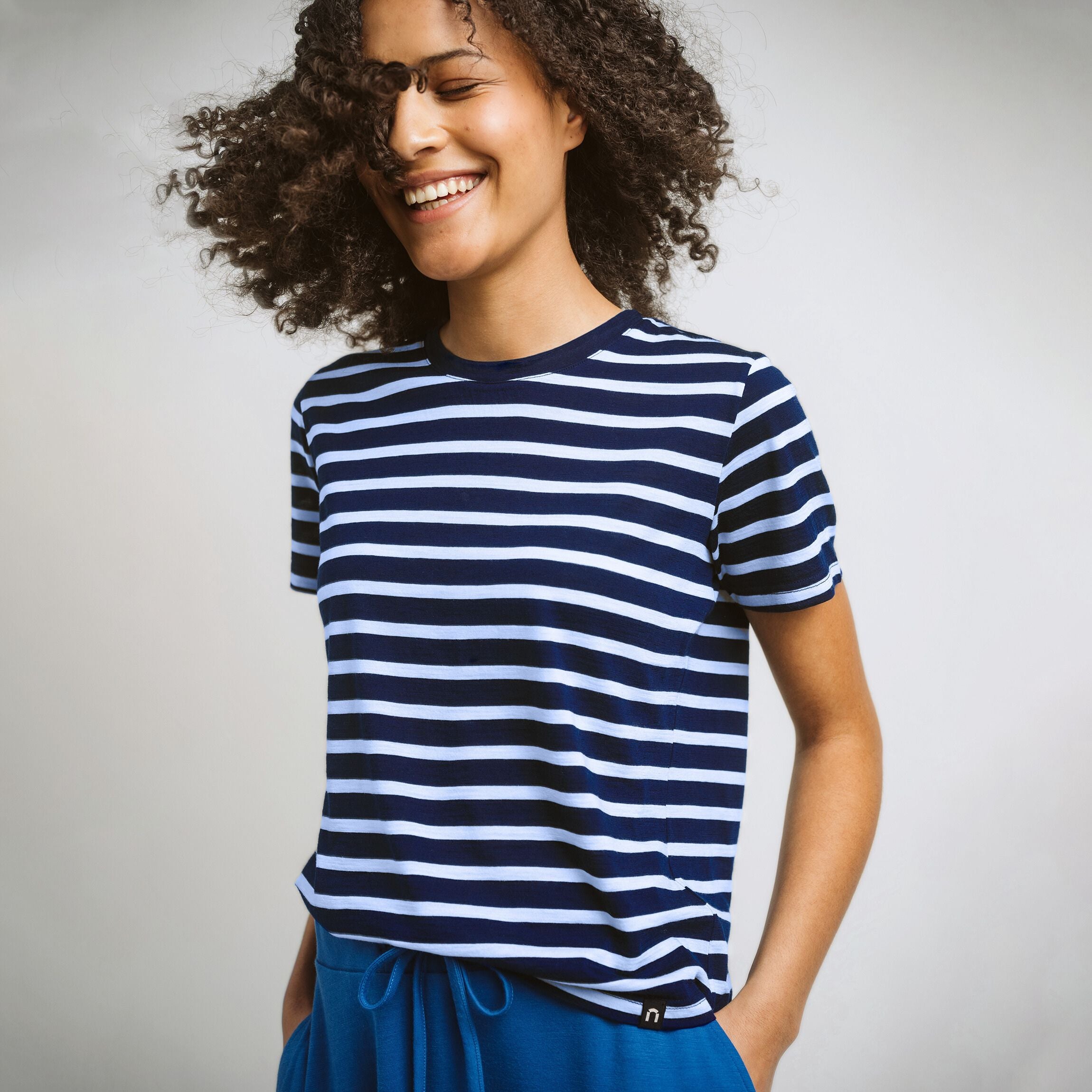 T-shirt Nora en mérinos W - myrtille foncé | blanc naturel