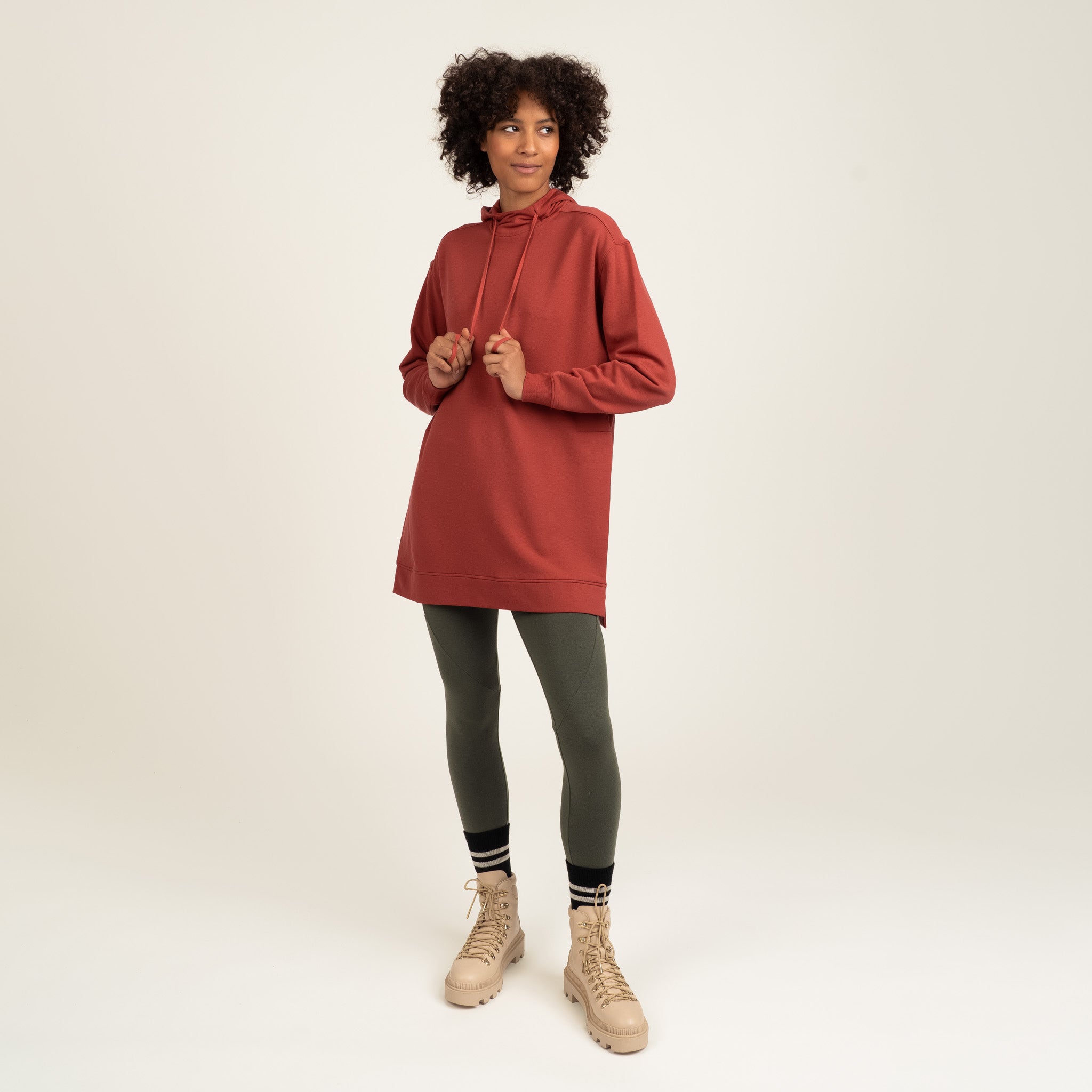 The model is 180 cm and wears size S.