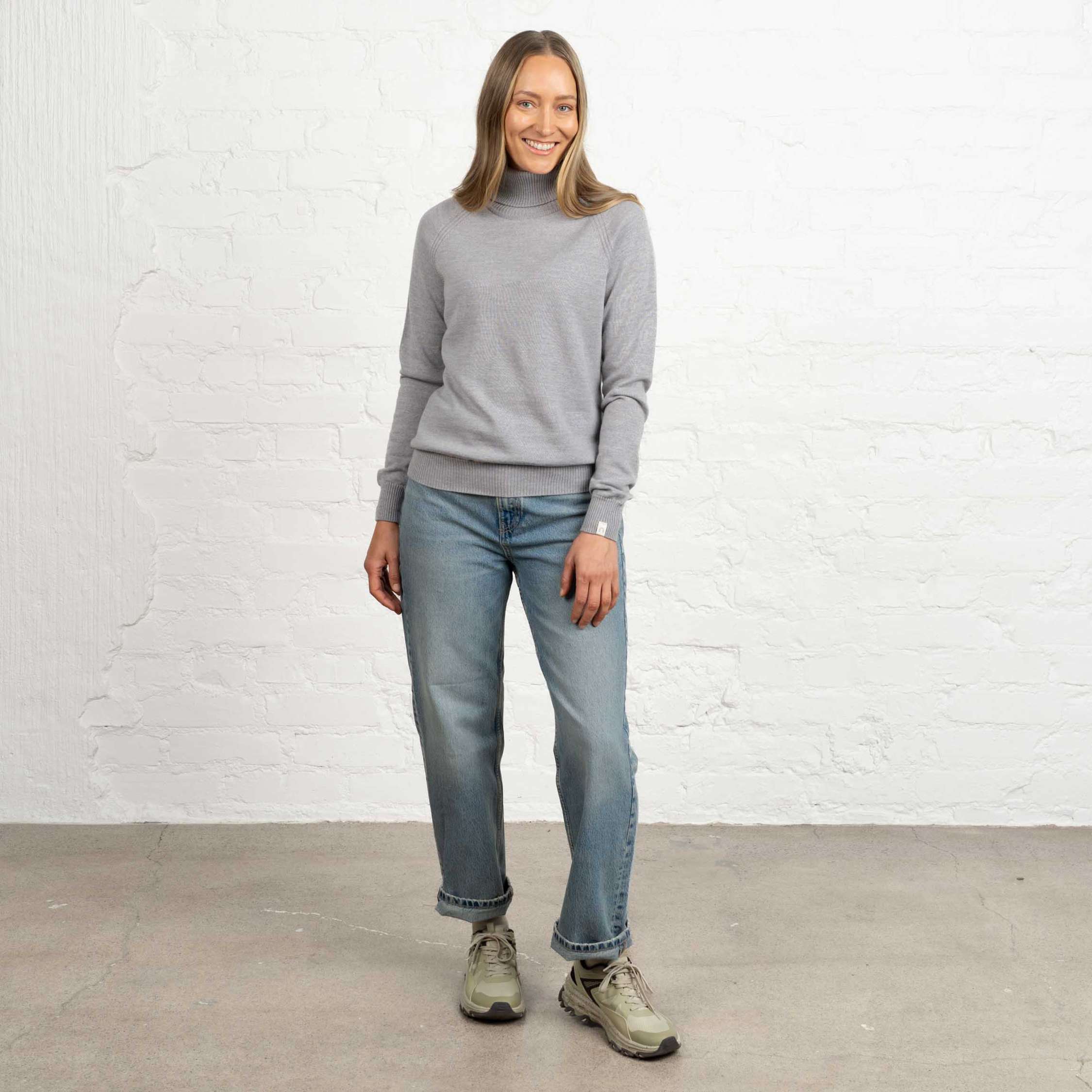 The model is 174 cm and wears size M.