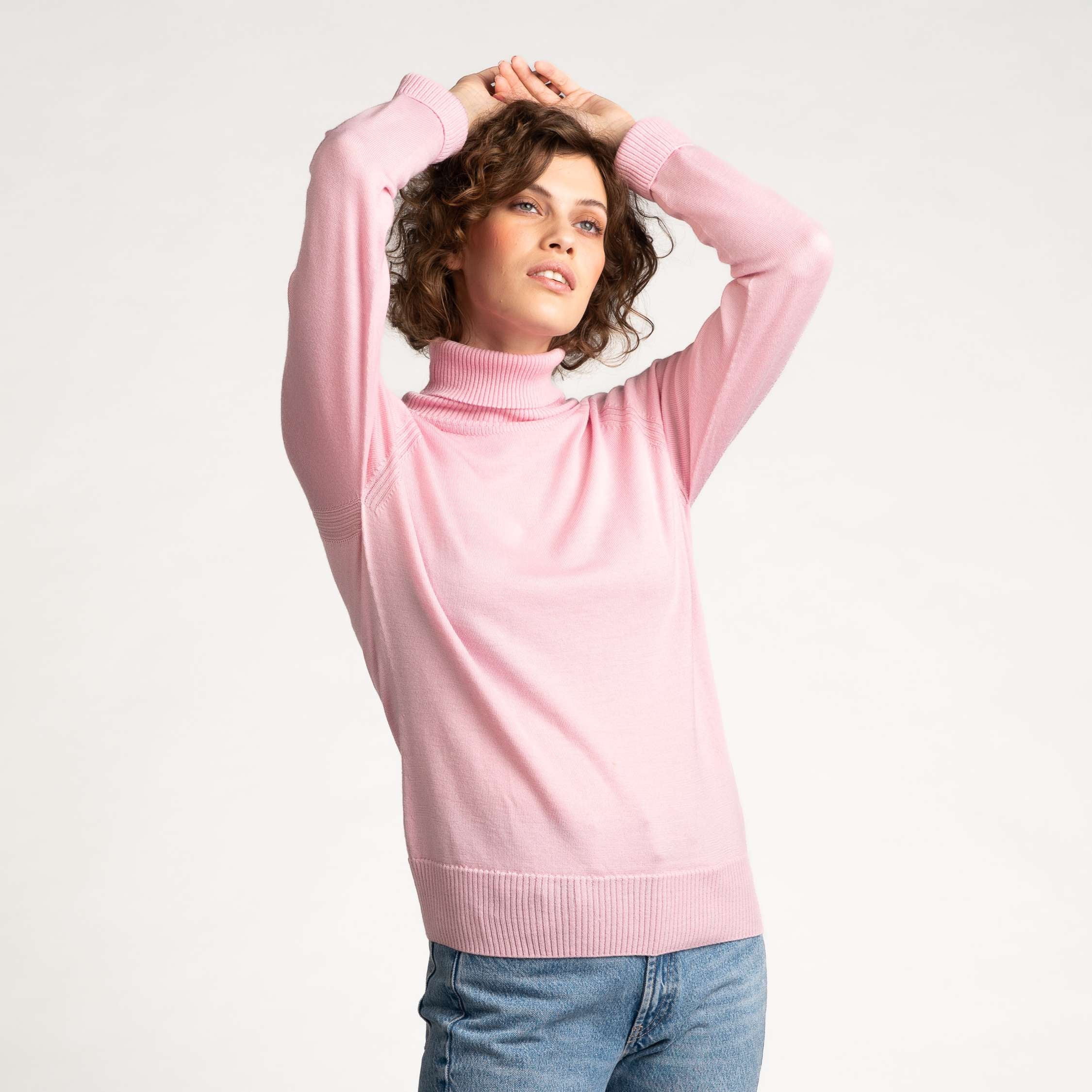 The model is 177 cm and wears size S.