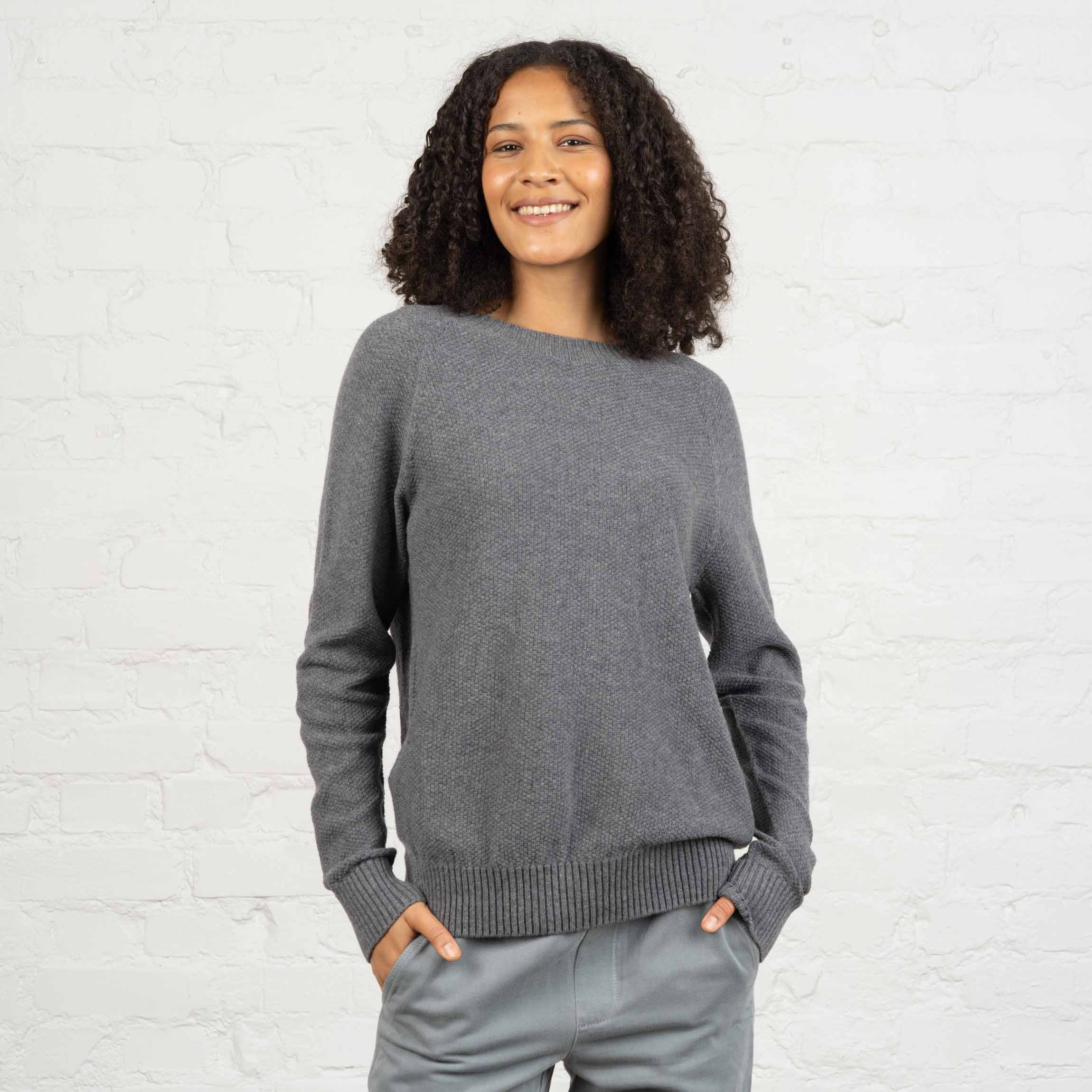 The model is 180 cm and wears size M.