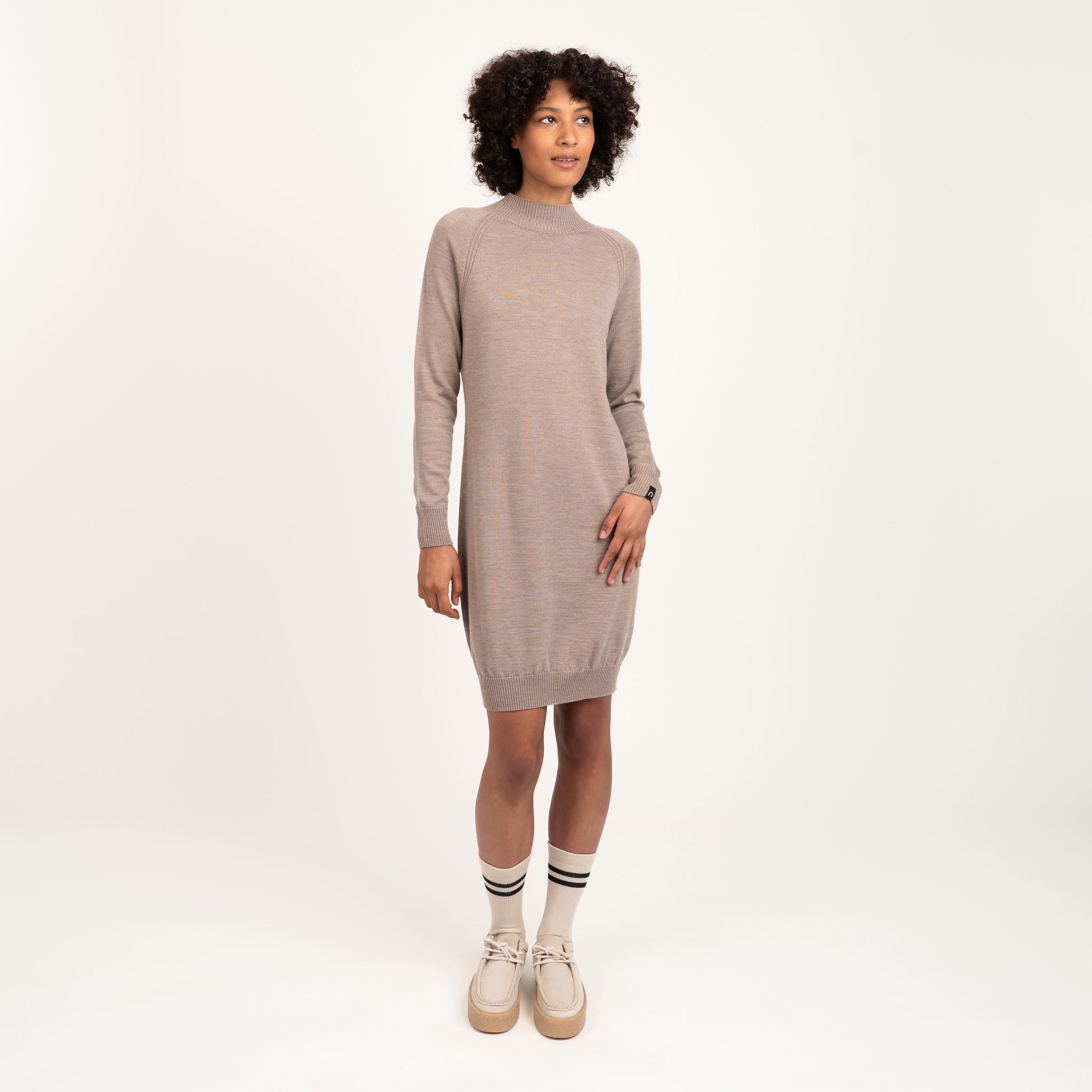 The model is 180 cm and wears size S.