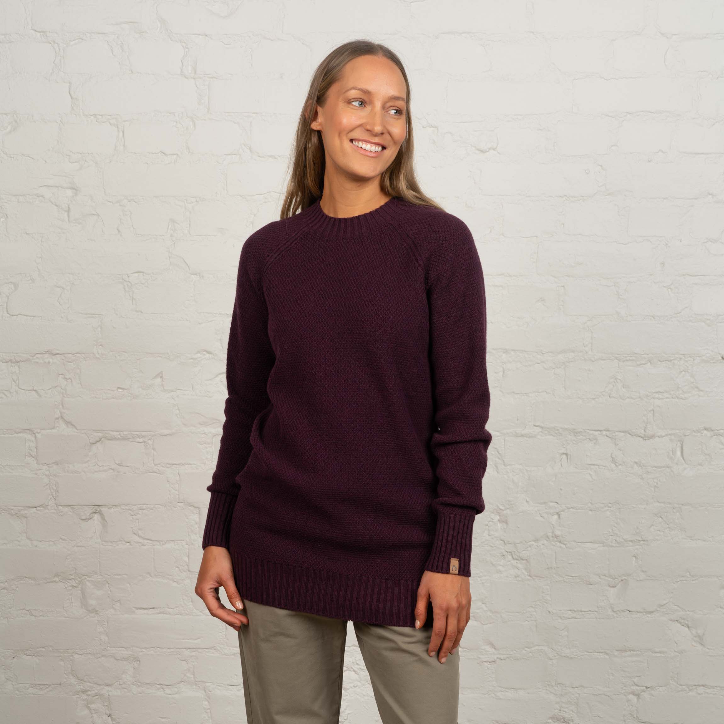 The model is 174 cm and wears size M.