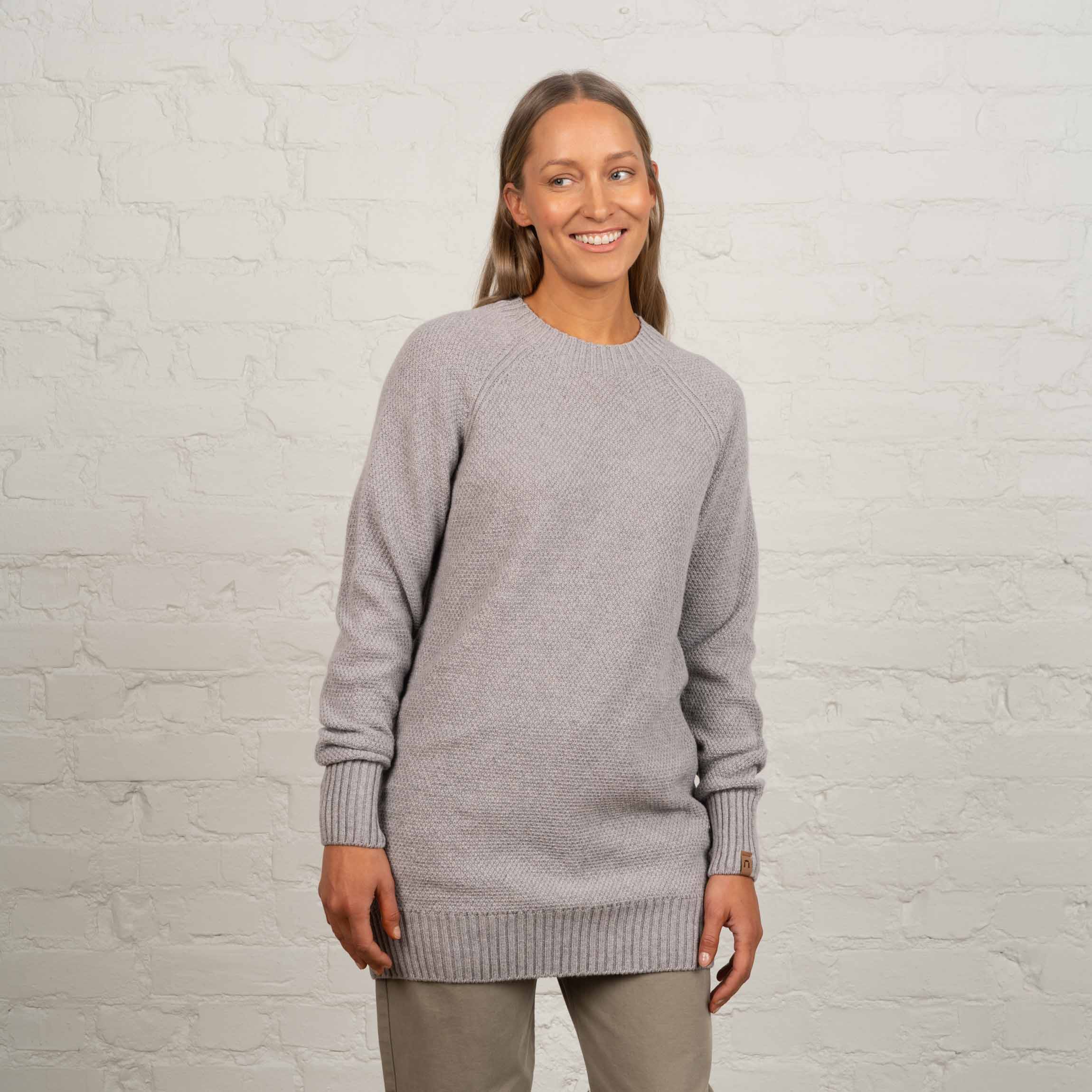 The model is 174 cm and wears size M.