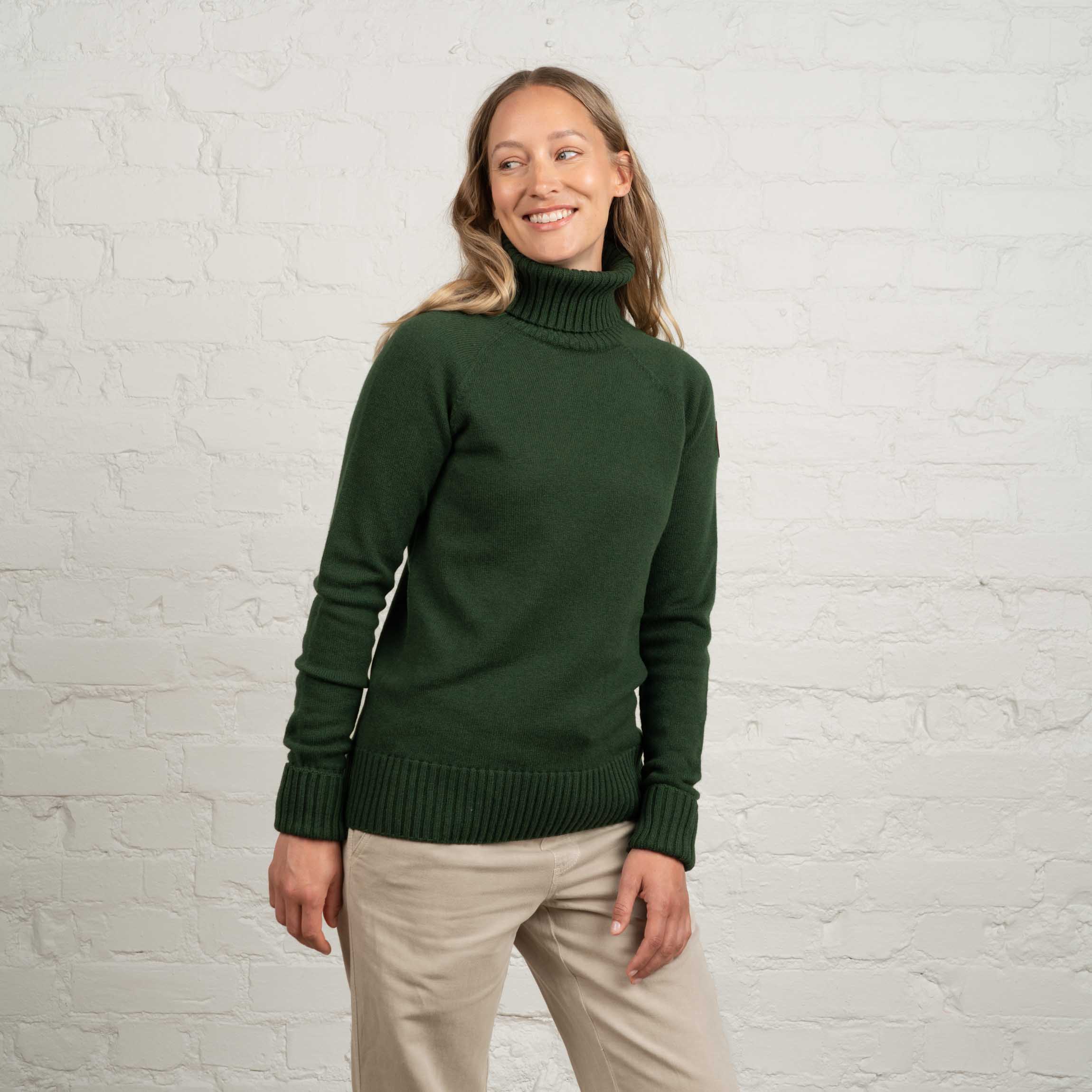 The model is 174 cm and wears size M.