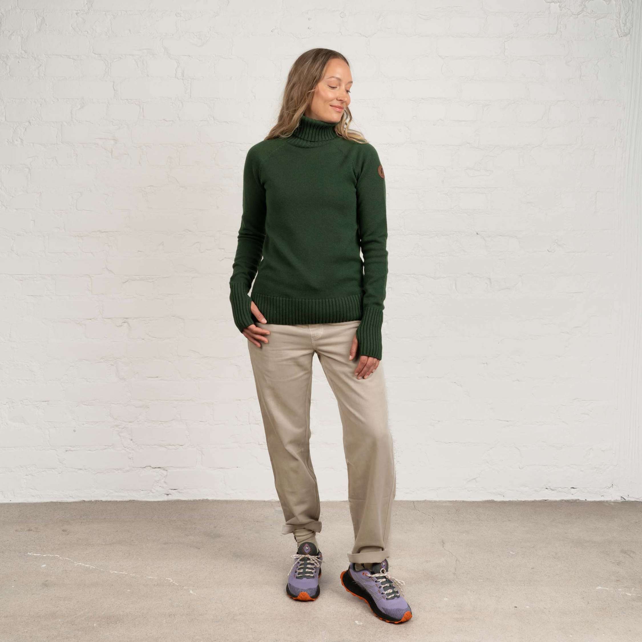 The model is 174 cm and wears size M.