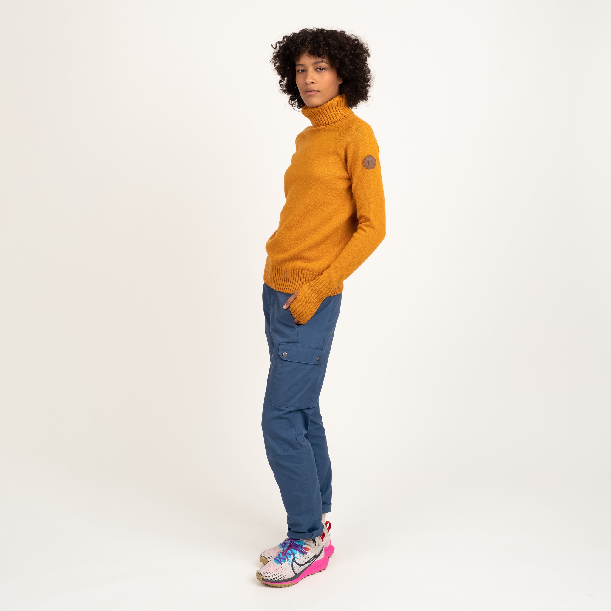 The model is 180 cm and wears size S.