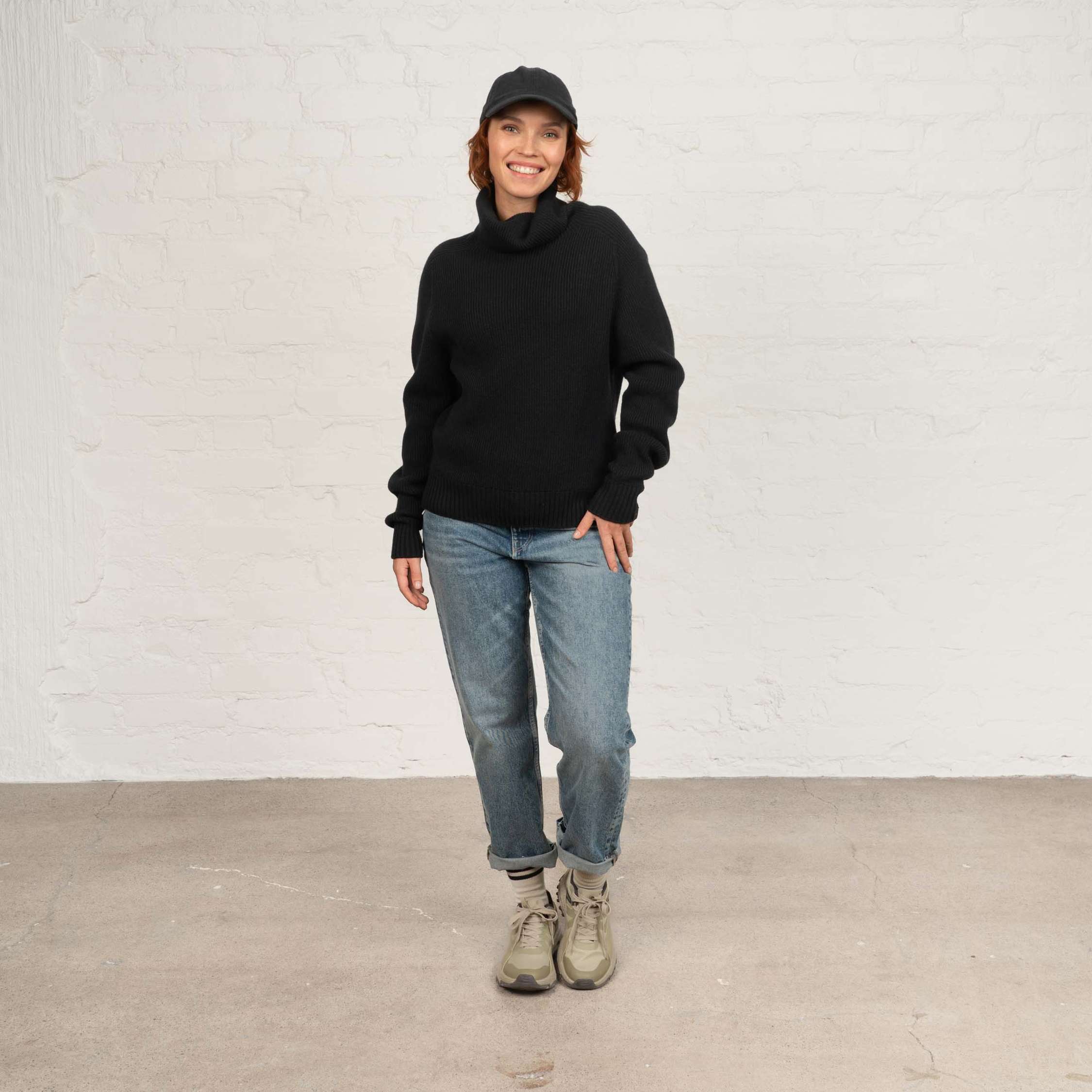 The model is 173 cm and wears size M.