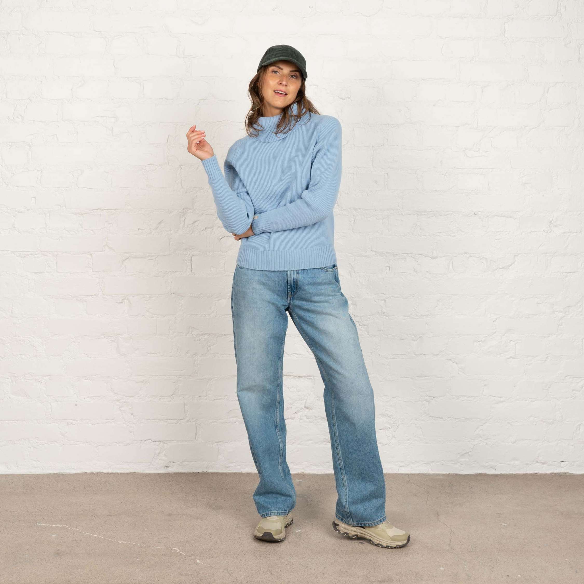 The model is 175 cm and wears size M.