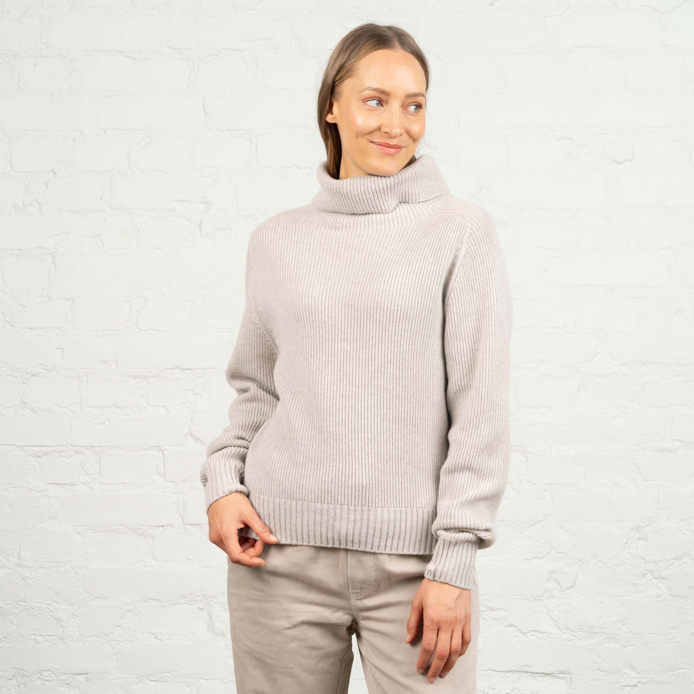 The model is 174 cm and wears size M.