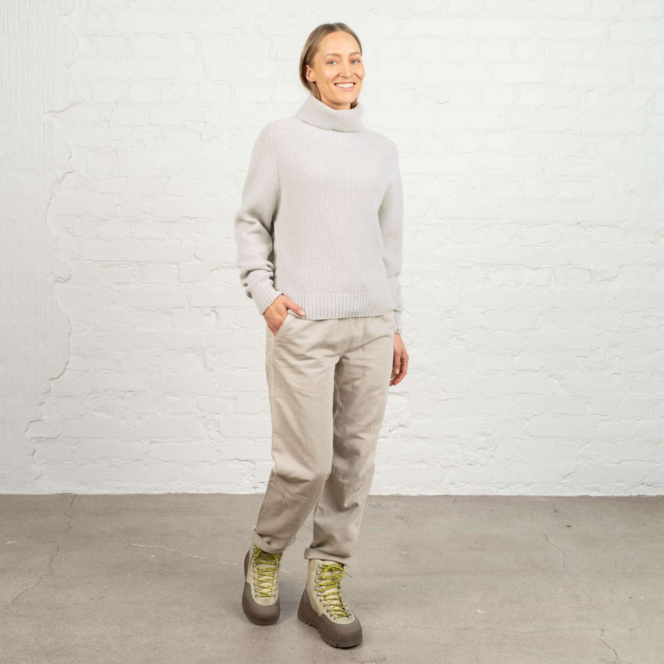 The model is 174 cm and wears size M.