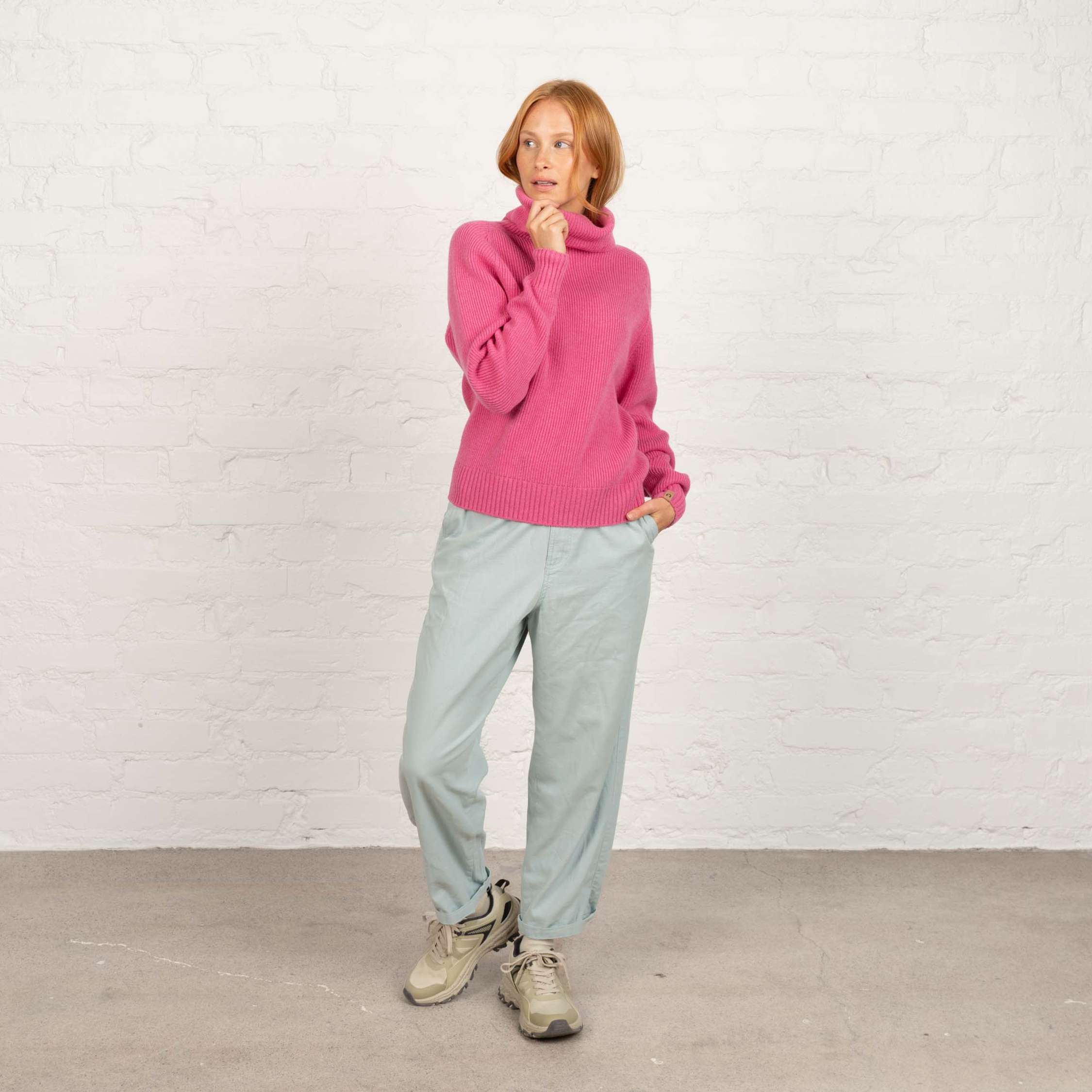 The model is 173 cm and wears size M.