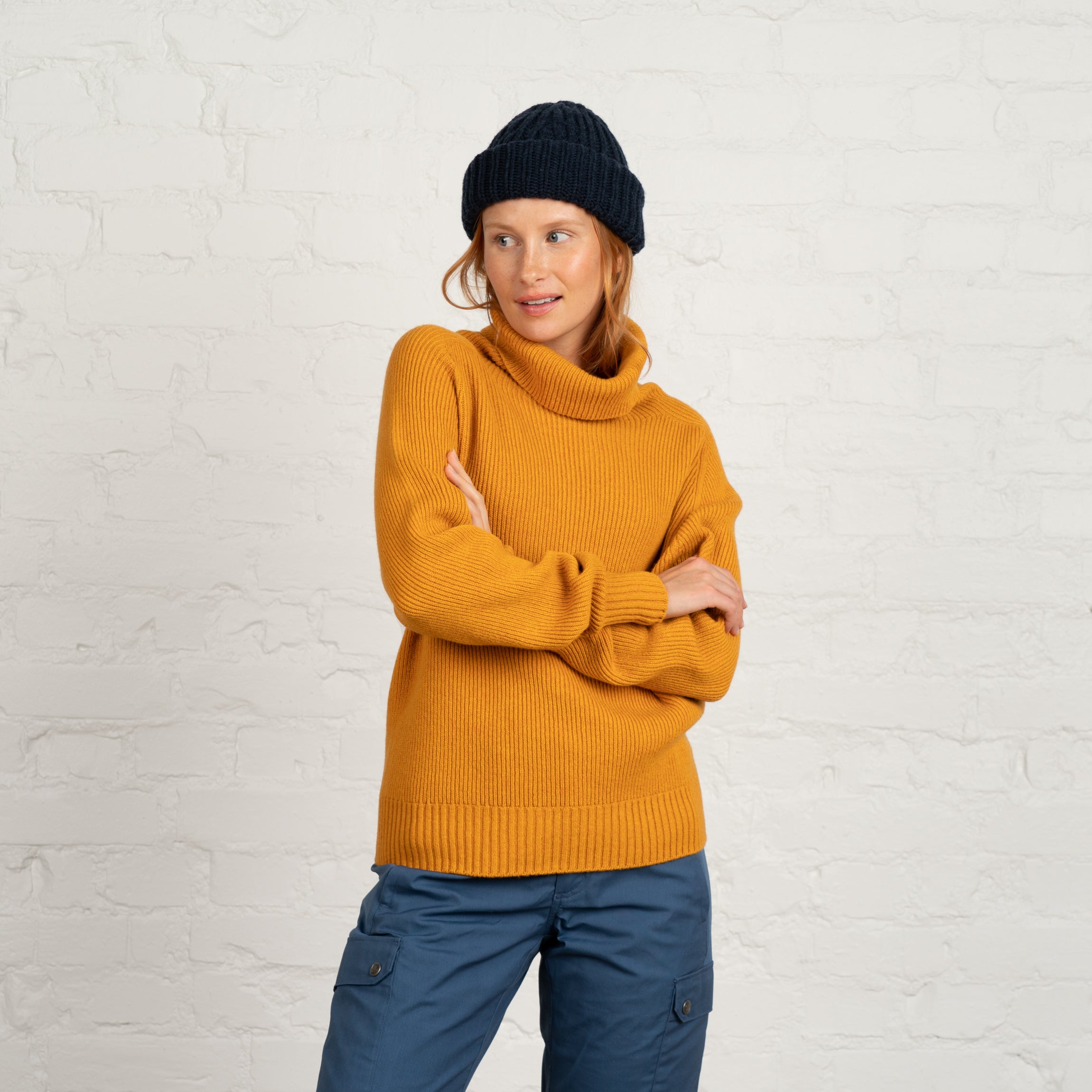 The model is 173 cm and wears size M.