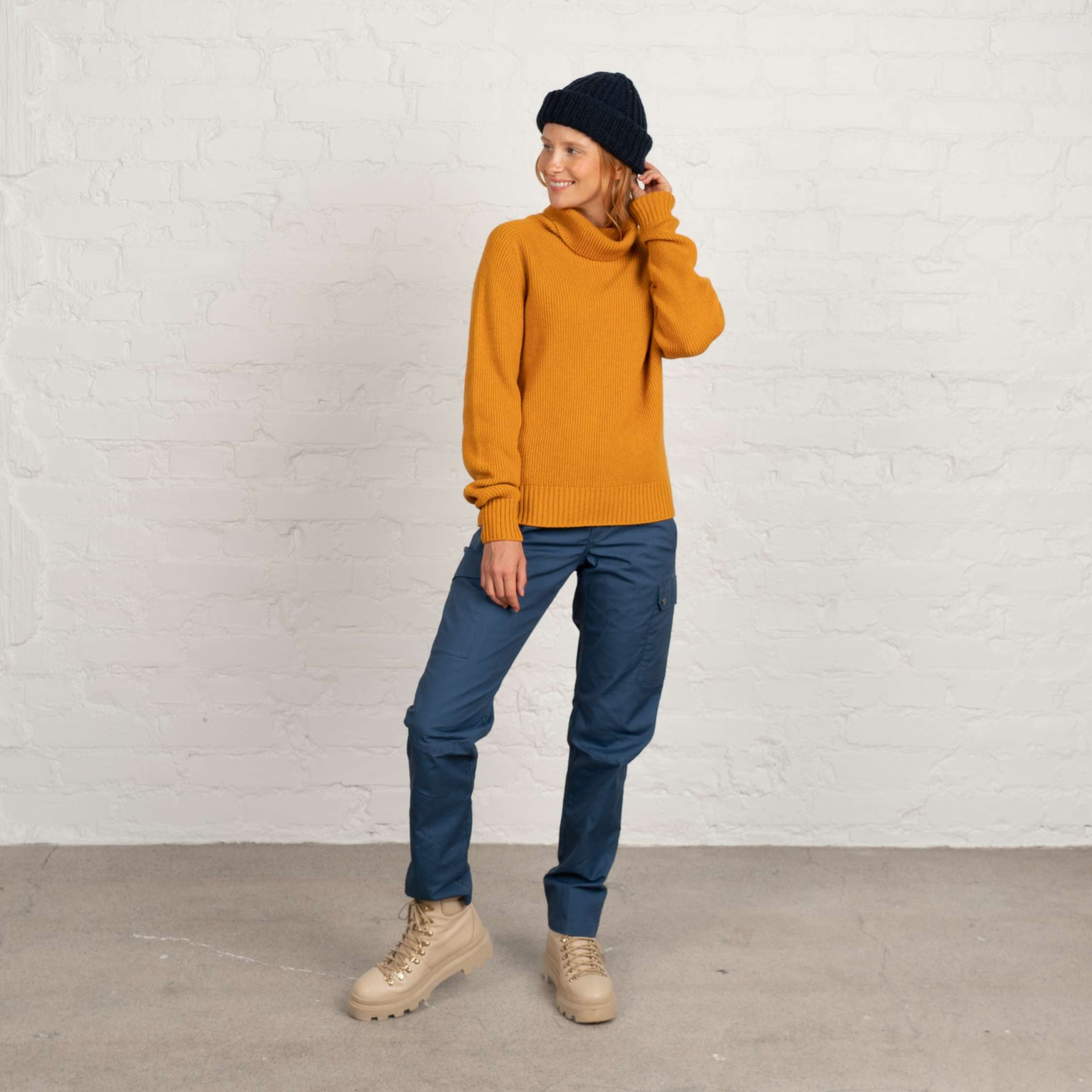 The model is 173 cm and wears size M.