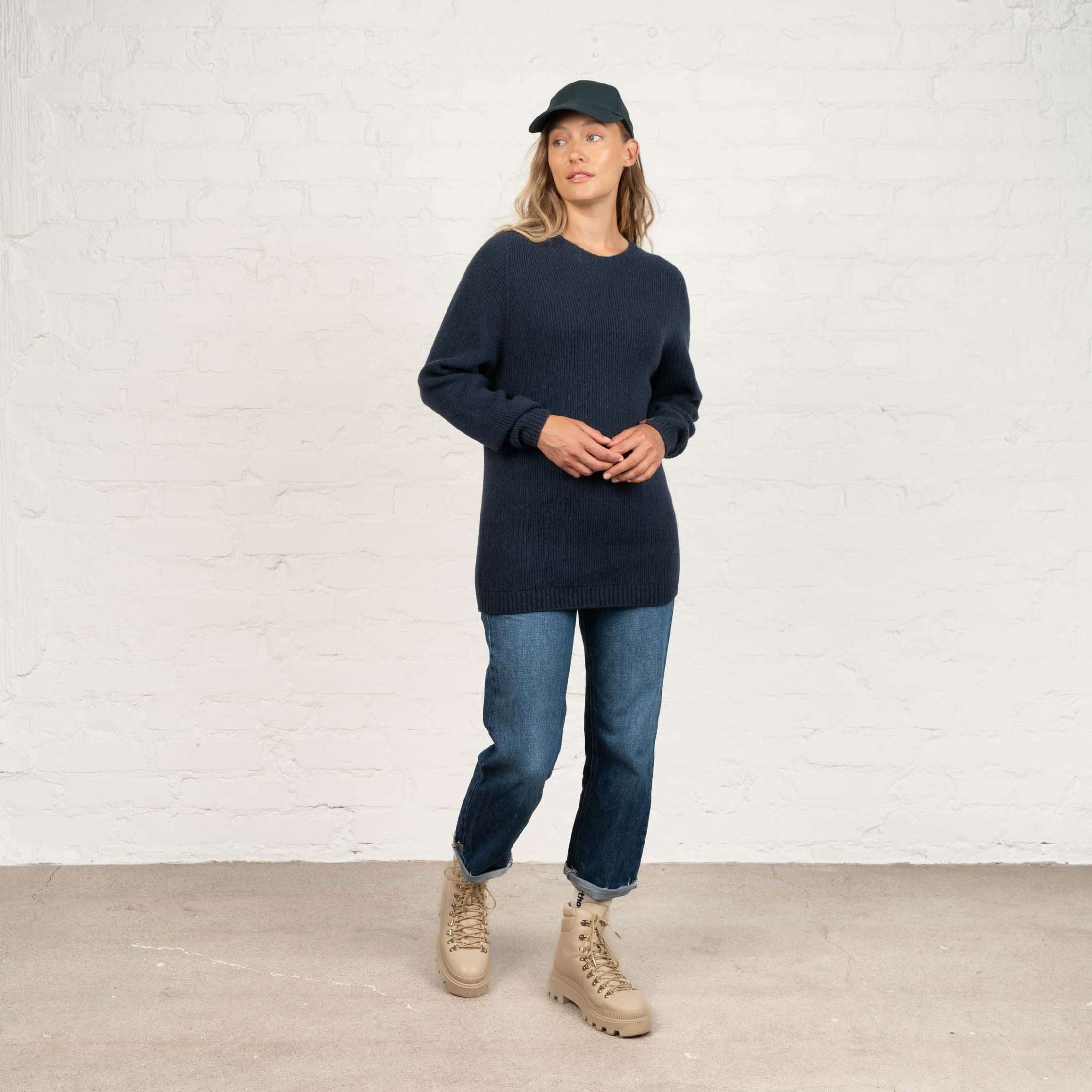 The model is 174 cm and wears size M.