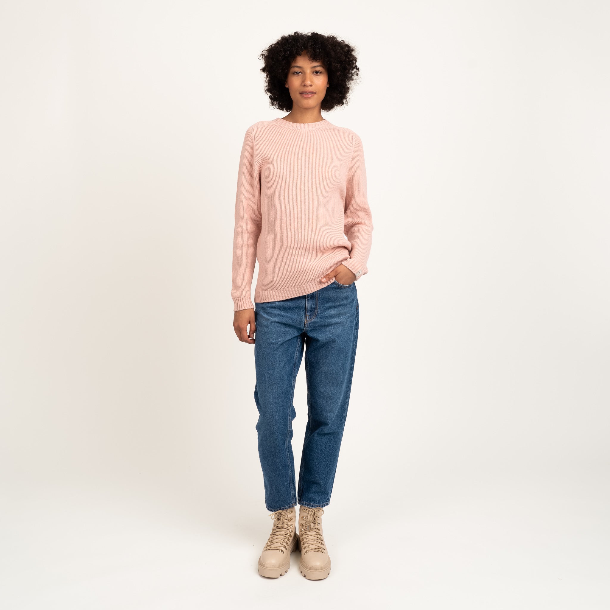 The model is 180 cm and wears size S.