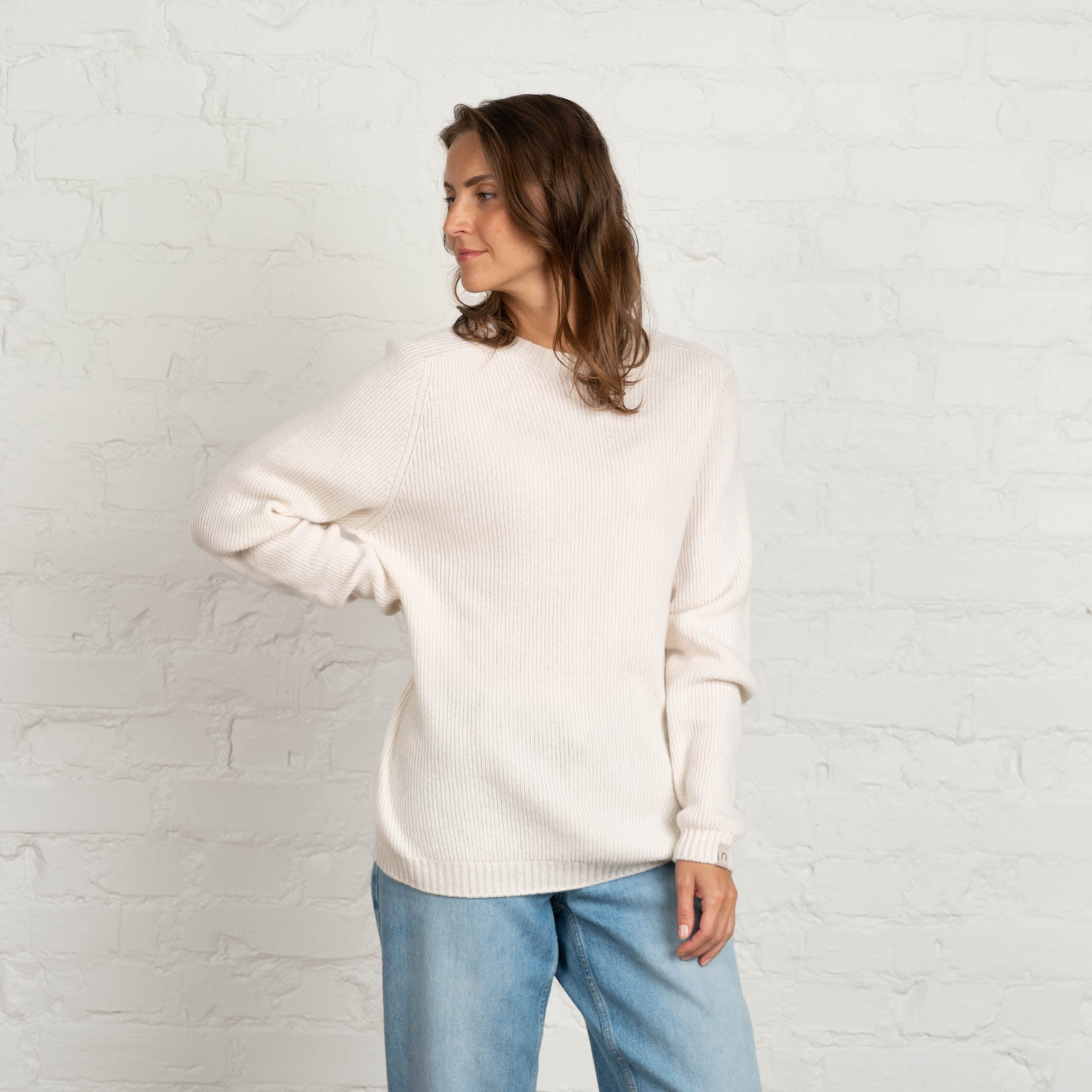 The model is 175 cm and wears size M.