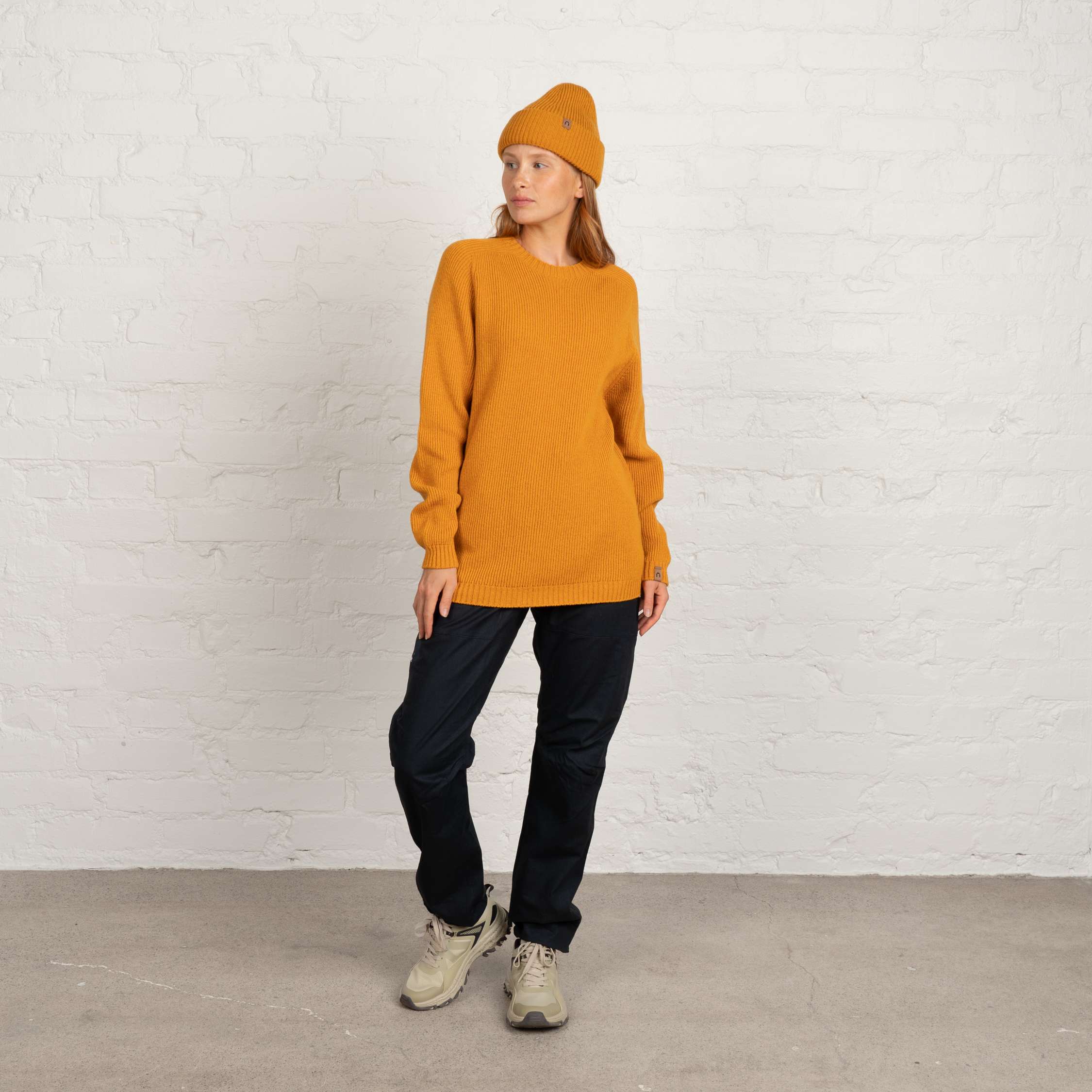 The model is 173 cm and wears size M.