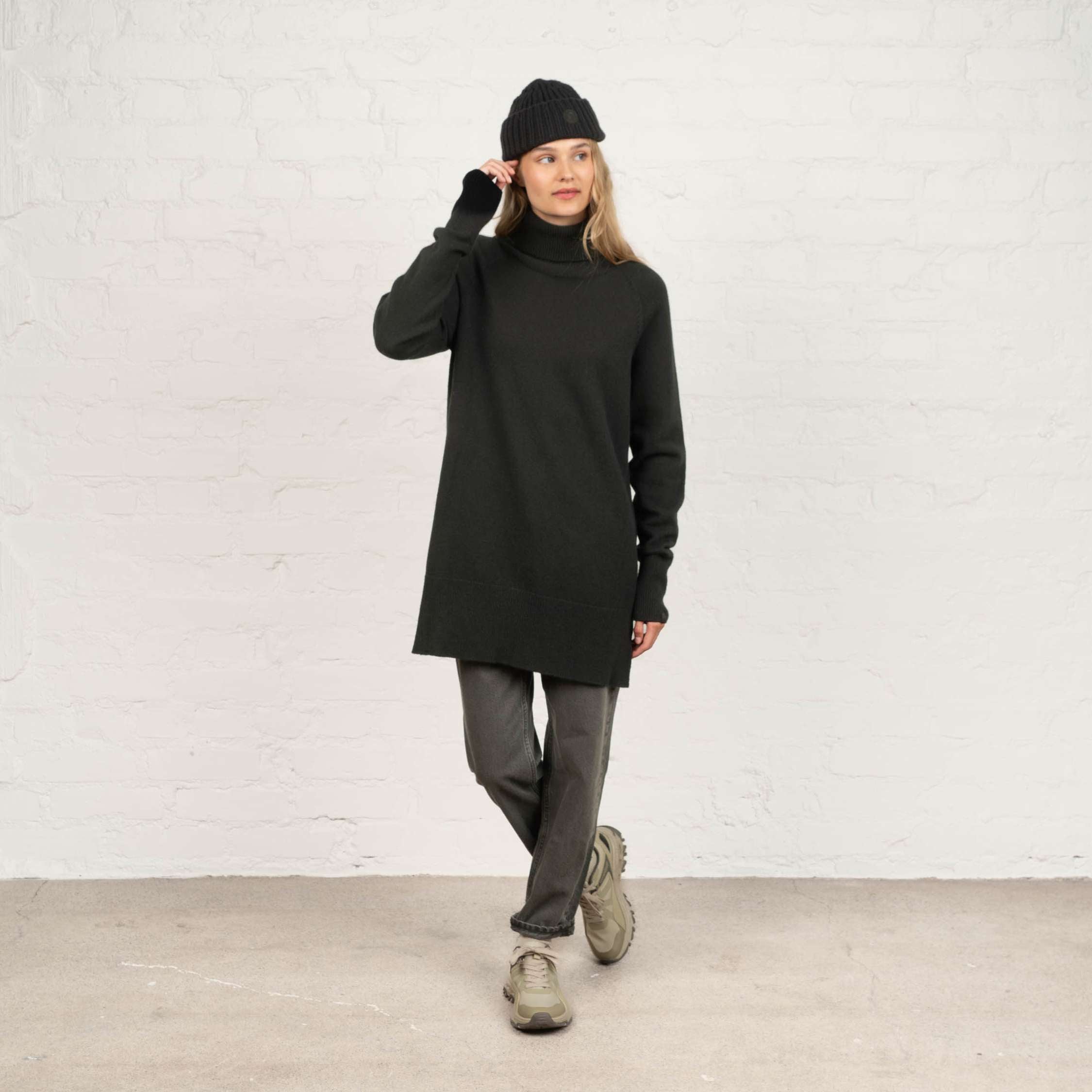 The model is 175 cm and wears size M.