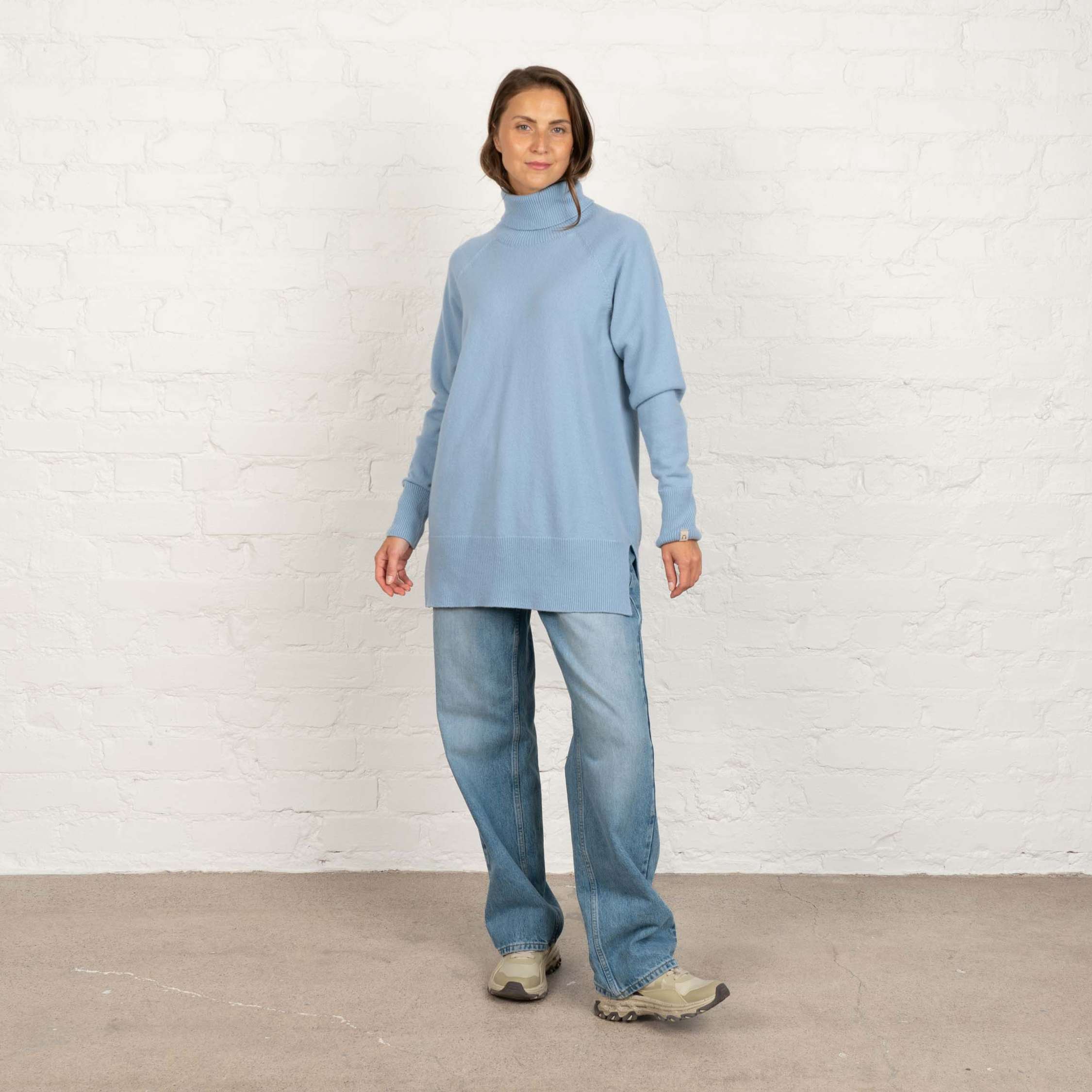 The model is 175 cm and wears size M.