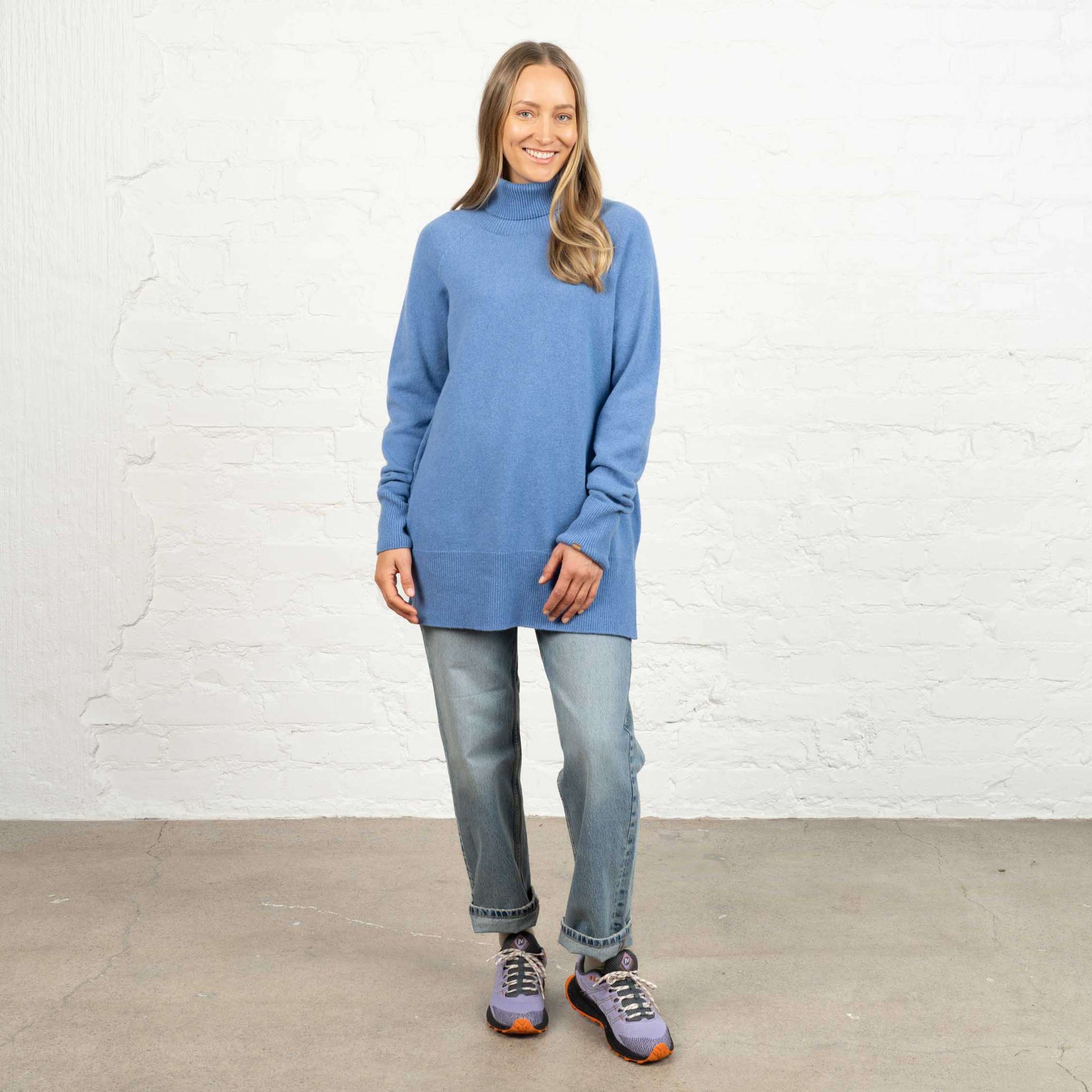 The model is 174 cm and wears size M.