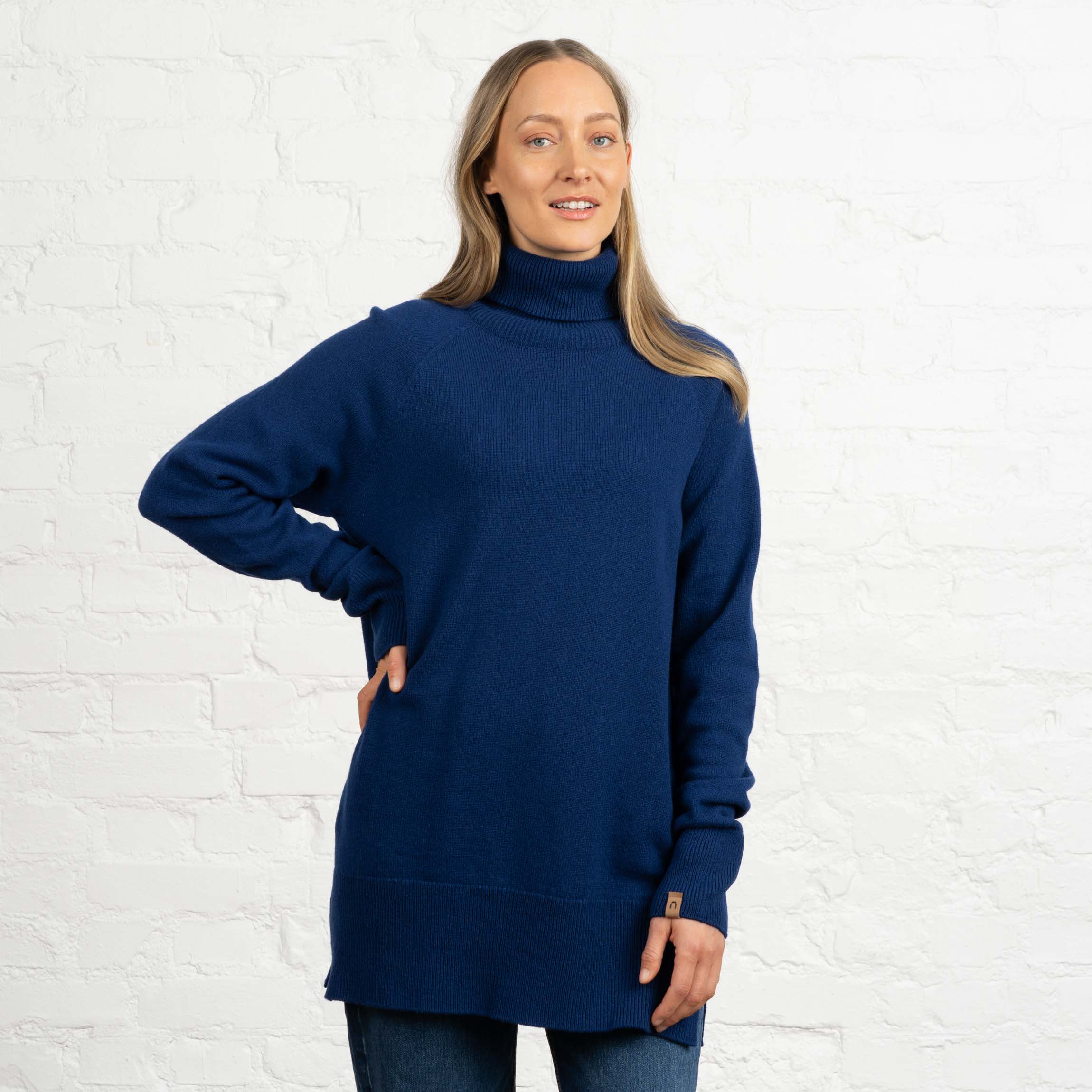 The model is 174 cm and wears size M.