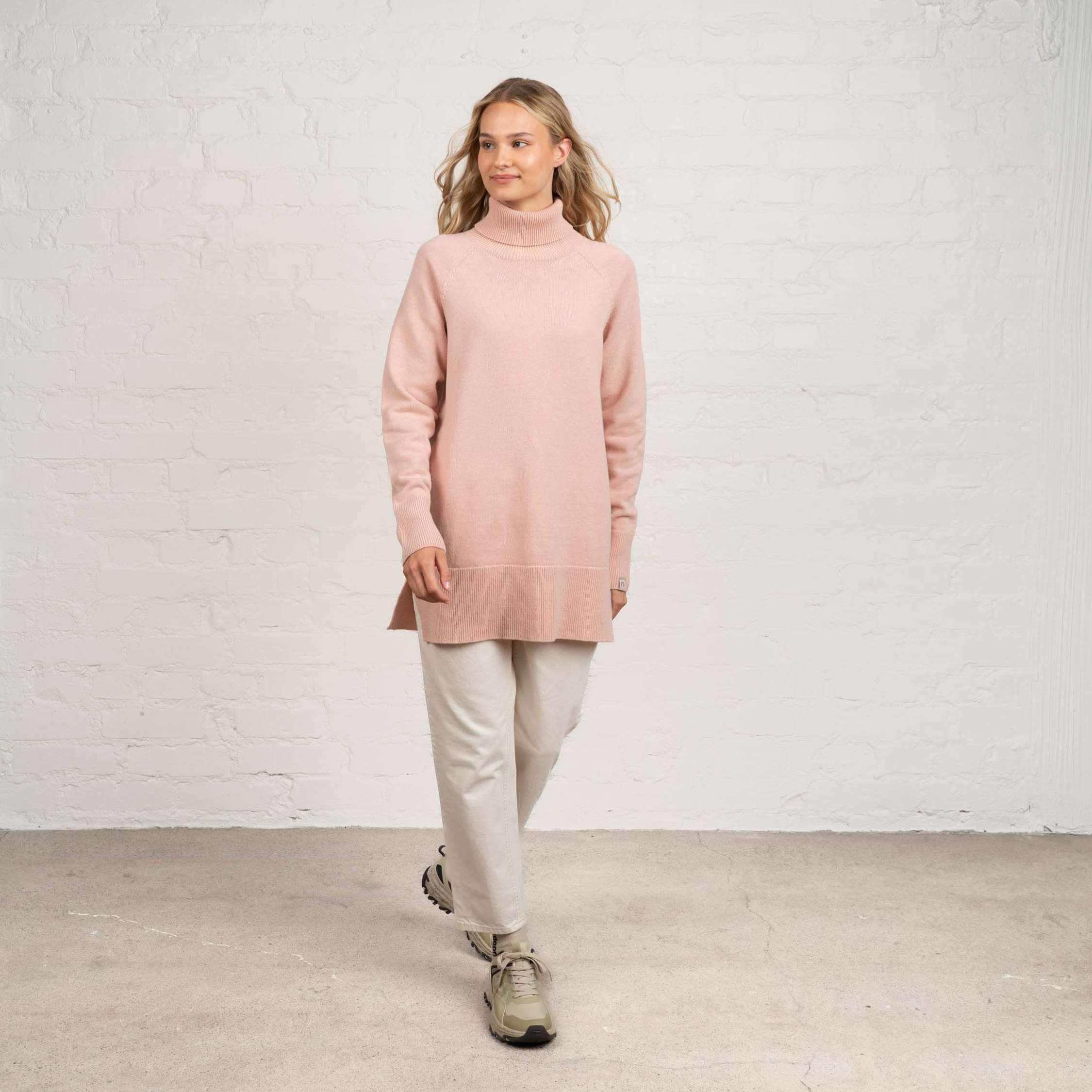 The model is 175 cm and wears size M.