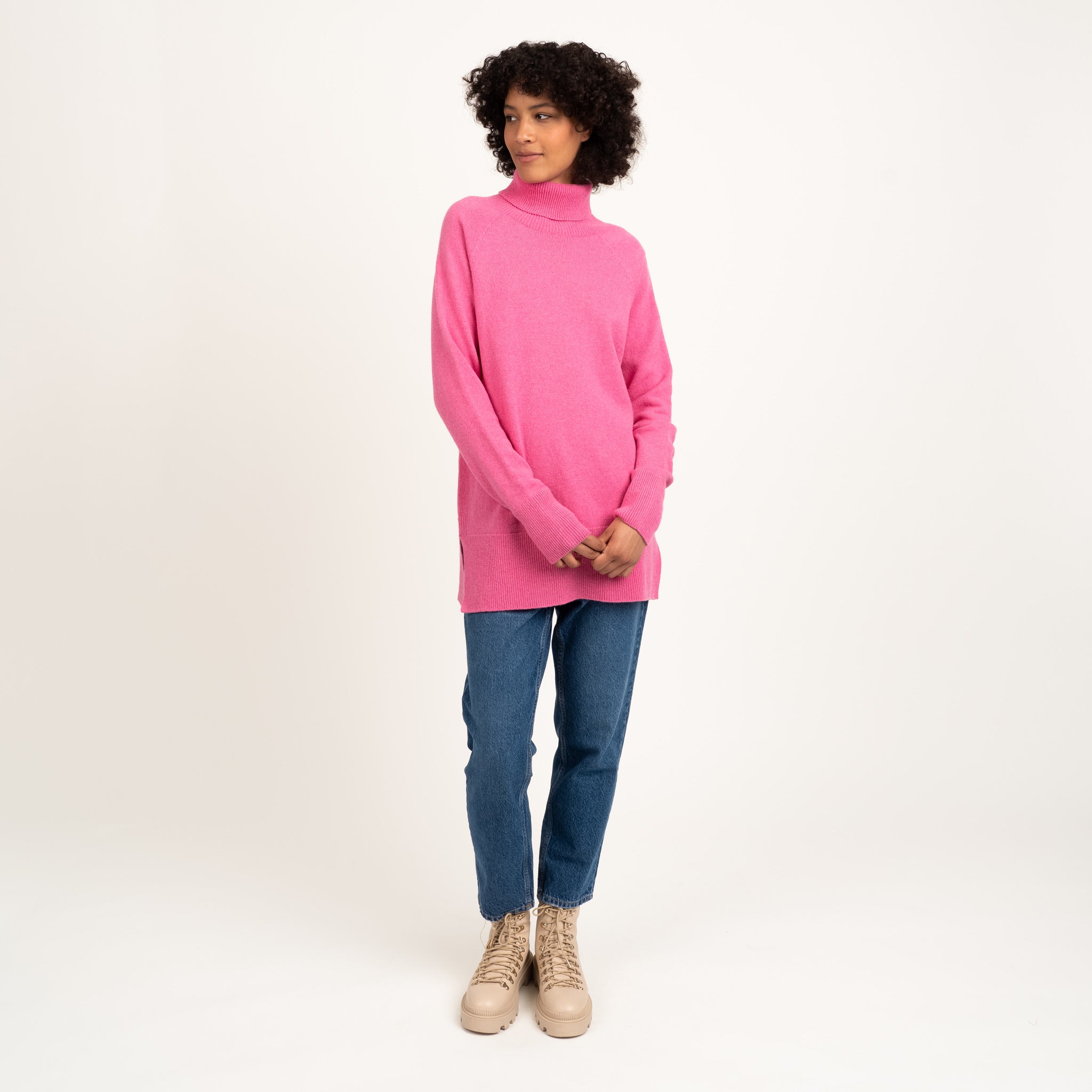 The model is 180 cm and wears size S.