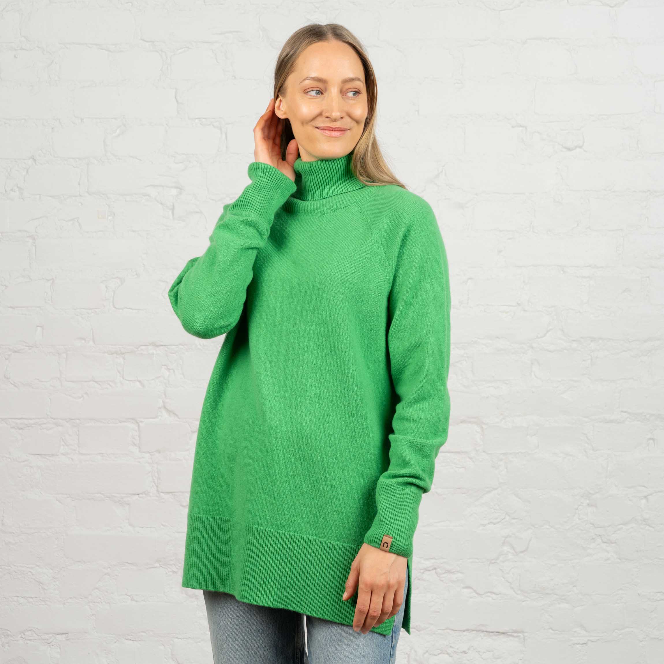 The model is 174 cm and wears size M.