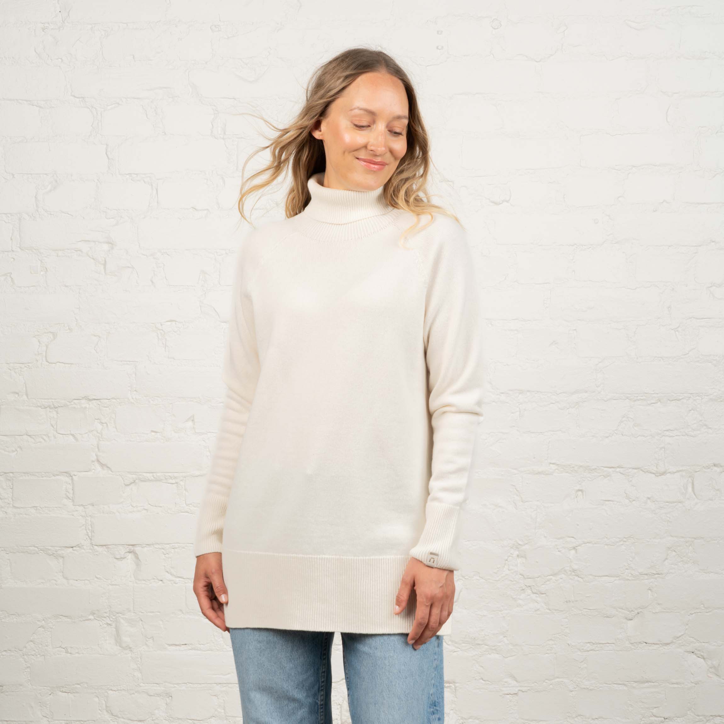 The model is 174 cm and wears size M.