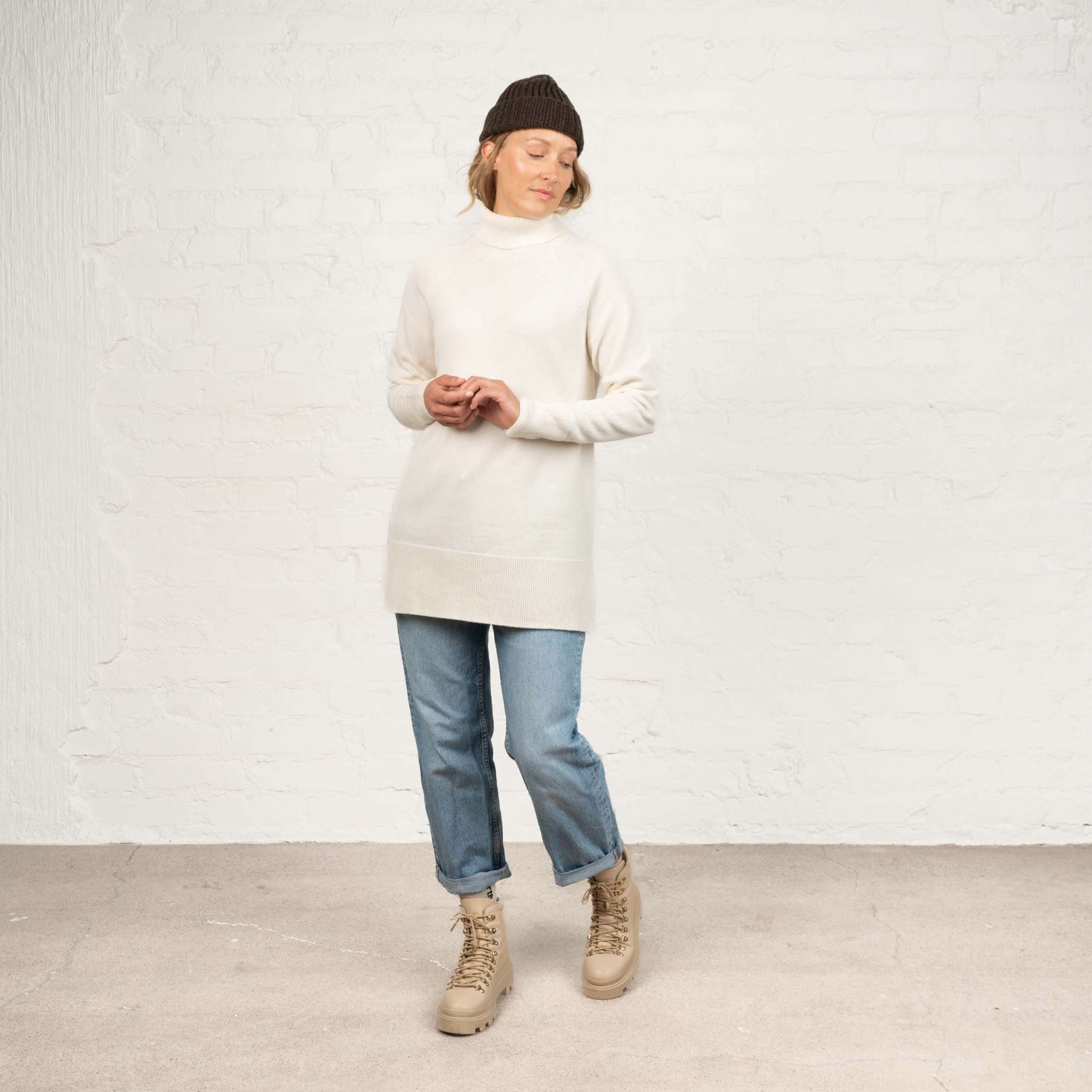 The model is 174 cm and wears size M.