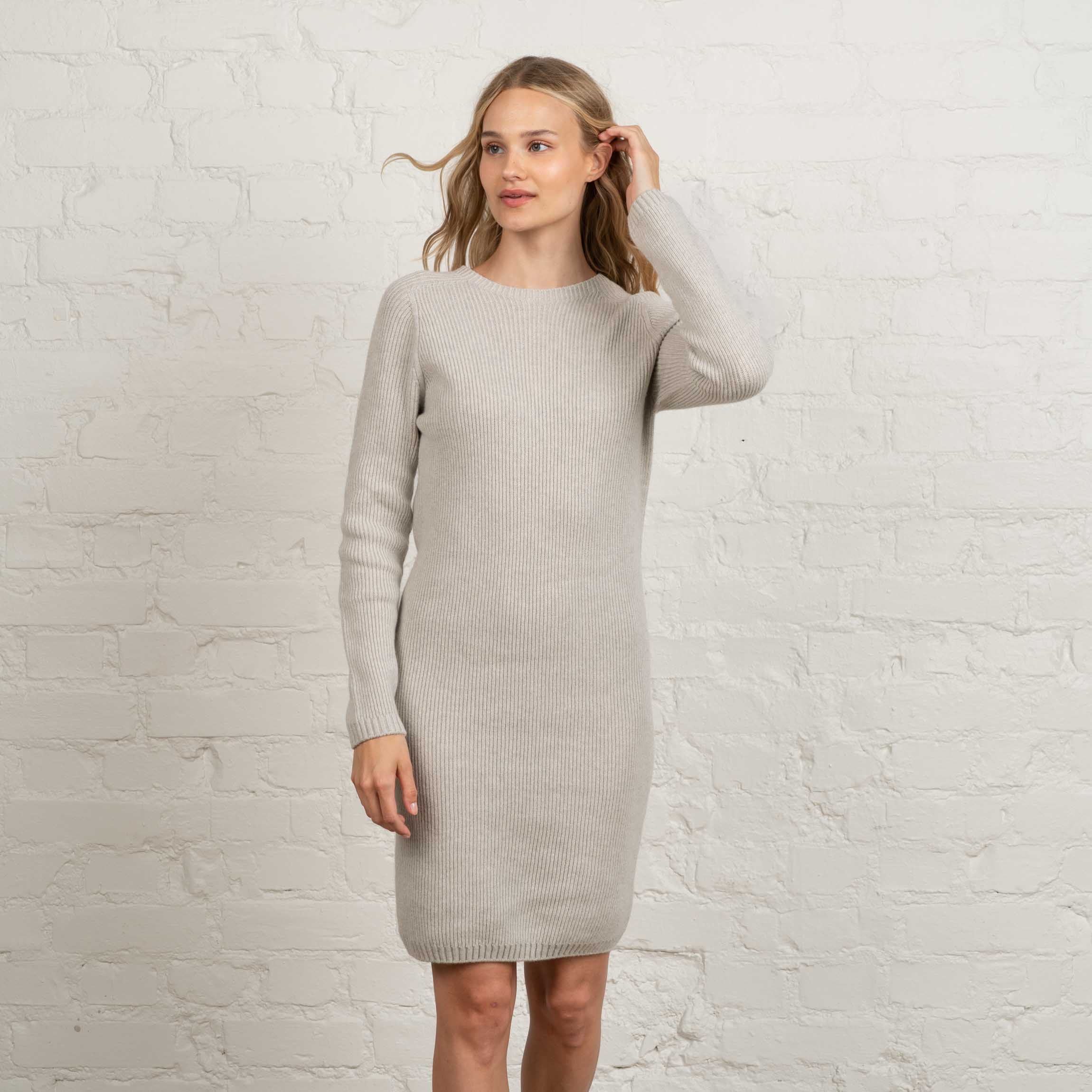 The model is 175 cm and wears size M.