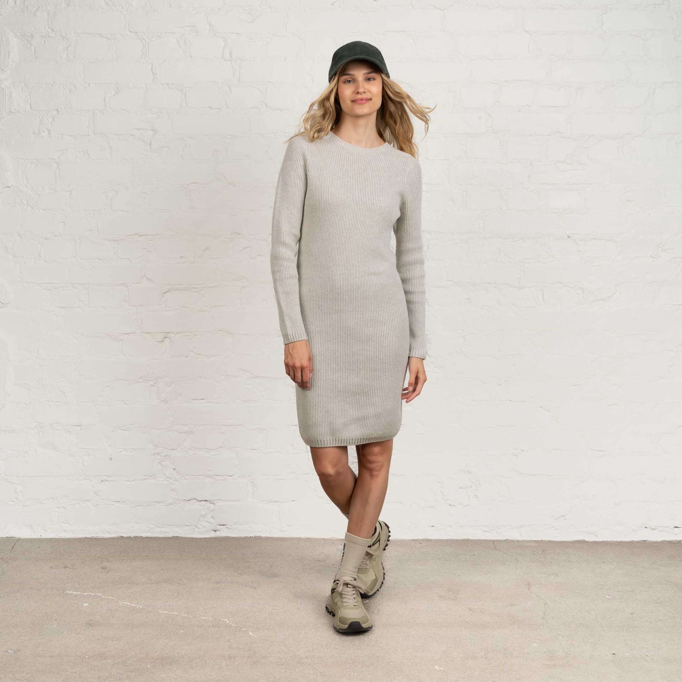 The model is 175 cm and wears size M.