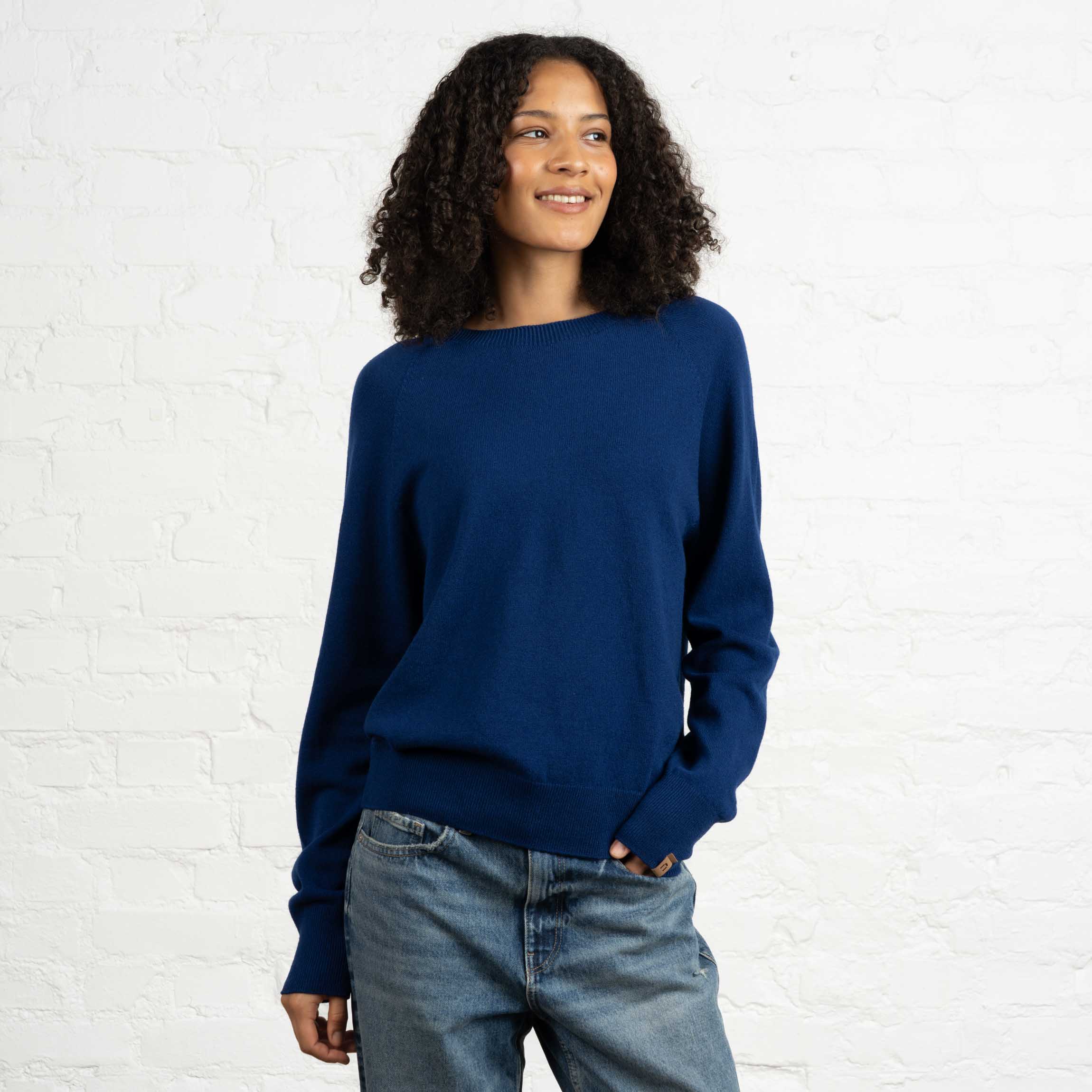 The model is 180 cm and wears size M.