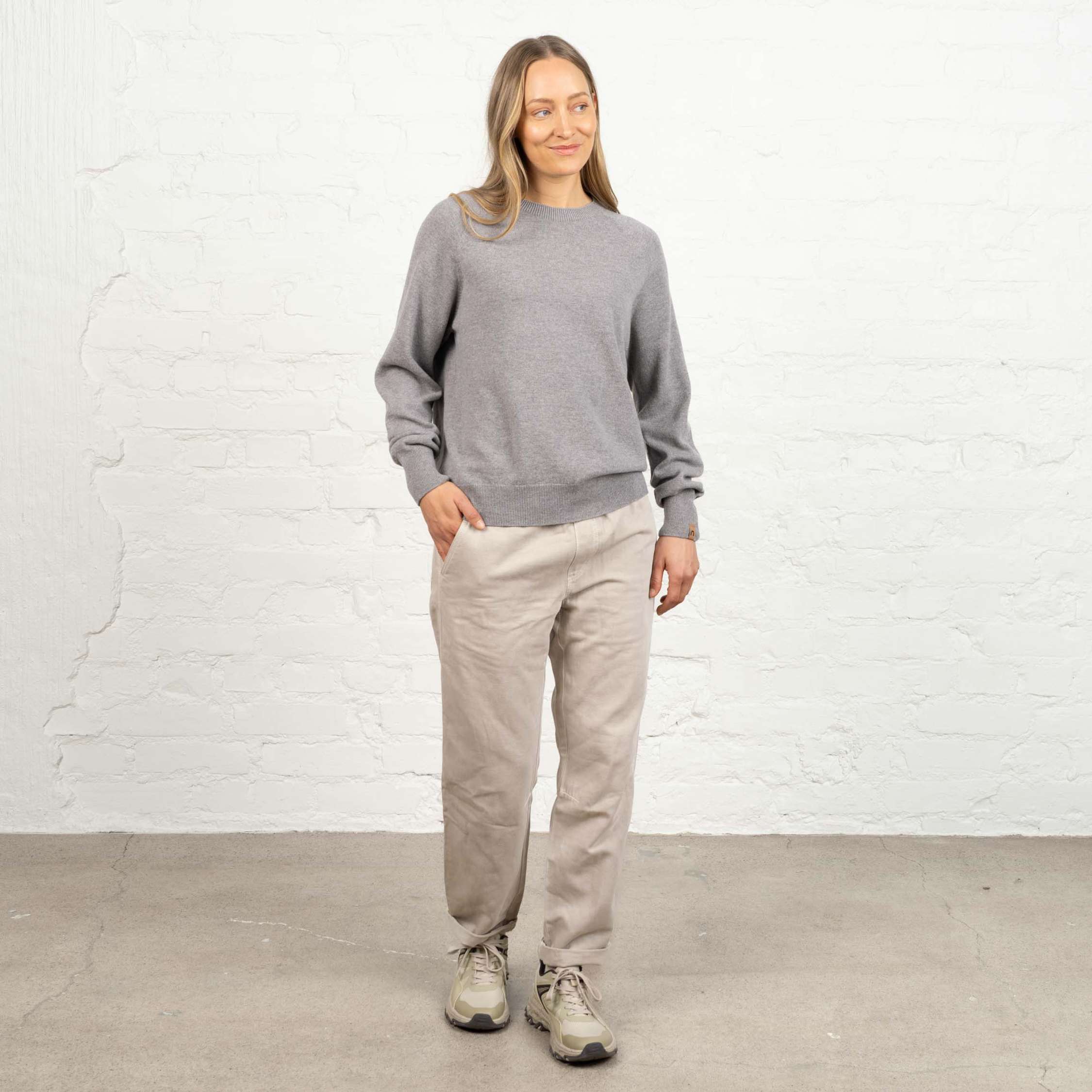 The model is 174 cm and wears size M.