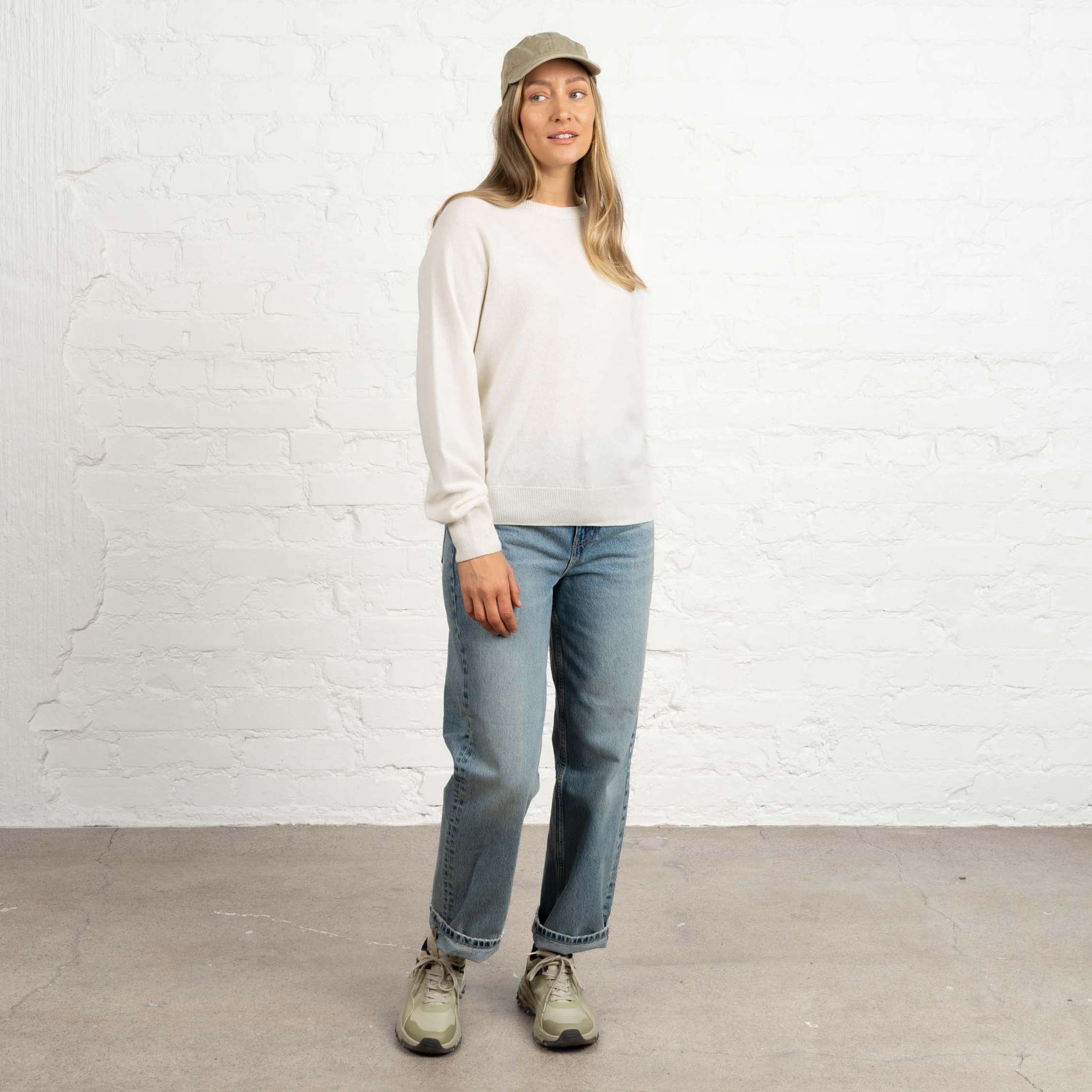 The model is 174 cm and wears size M.