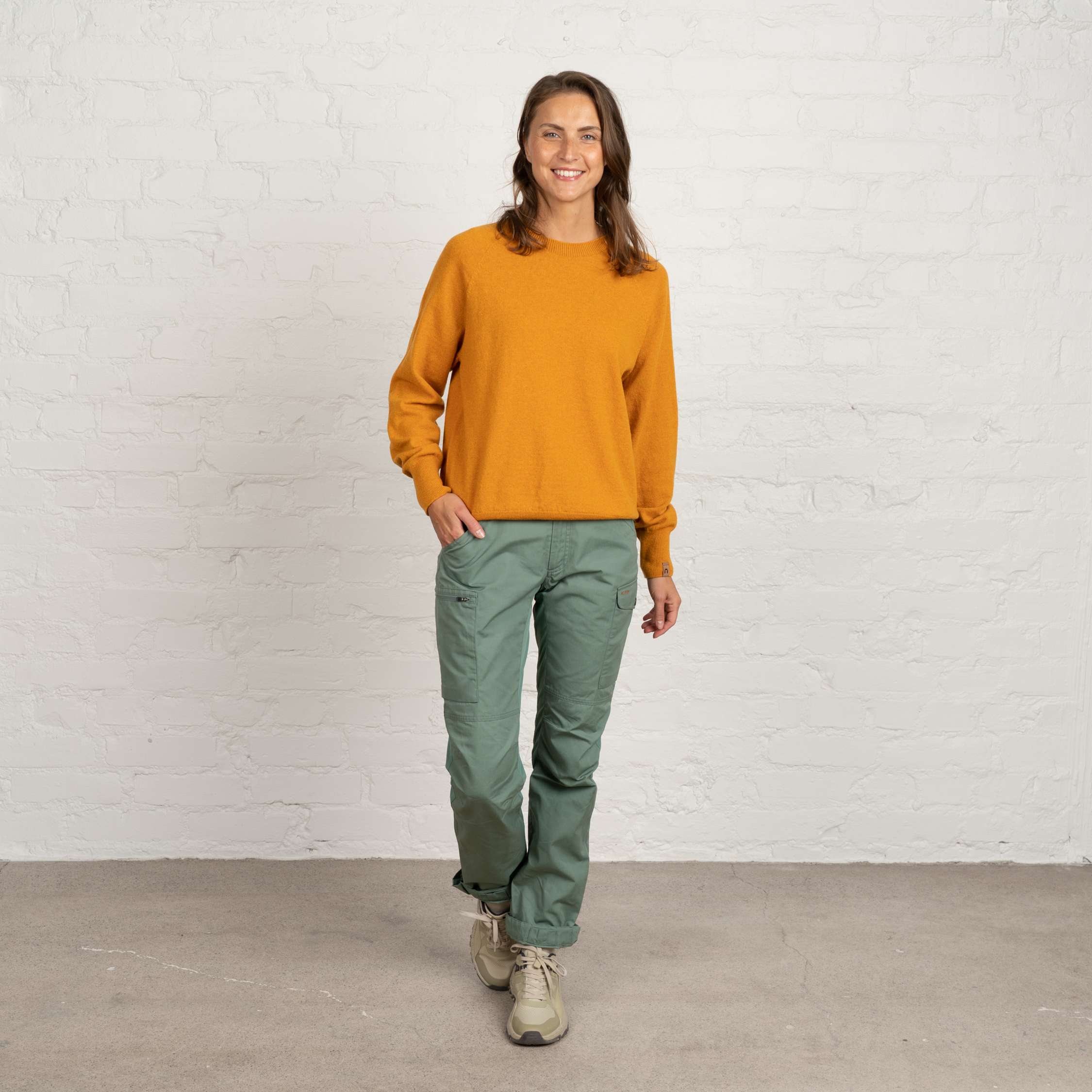 The model is 175 cm and wears size M.