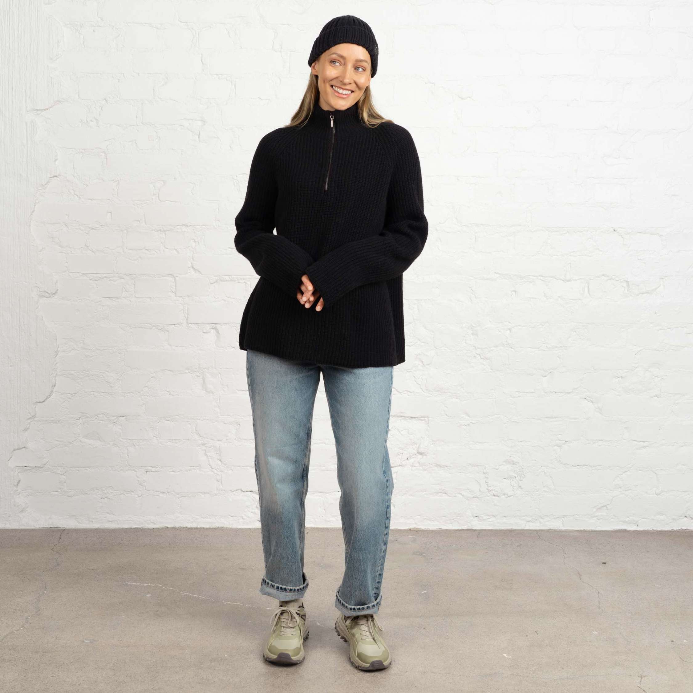 The model is 174 cm and wears size M.