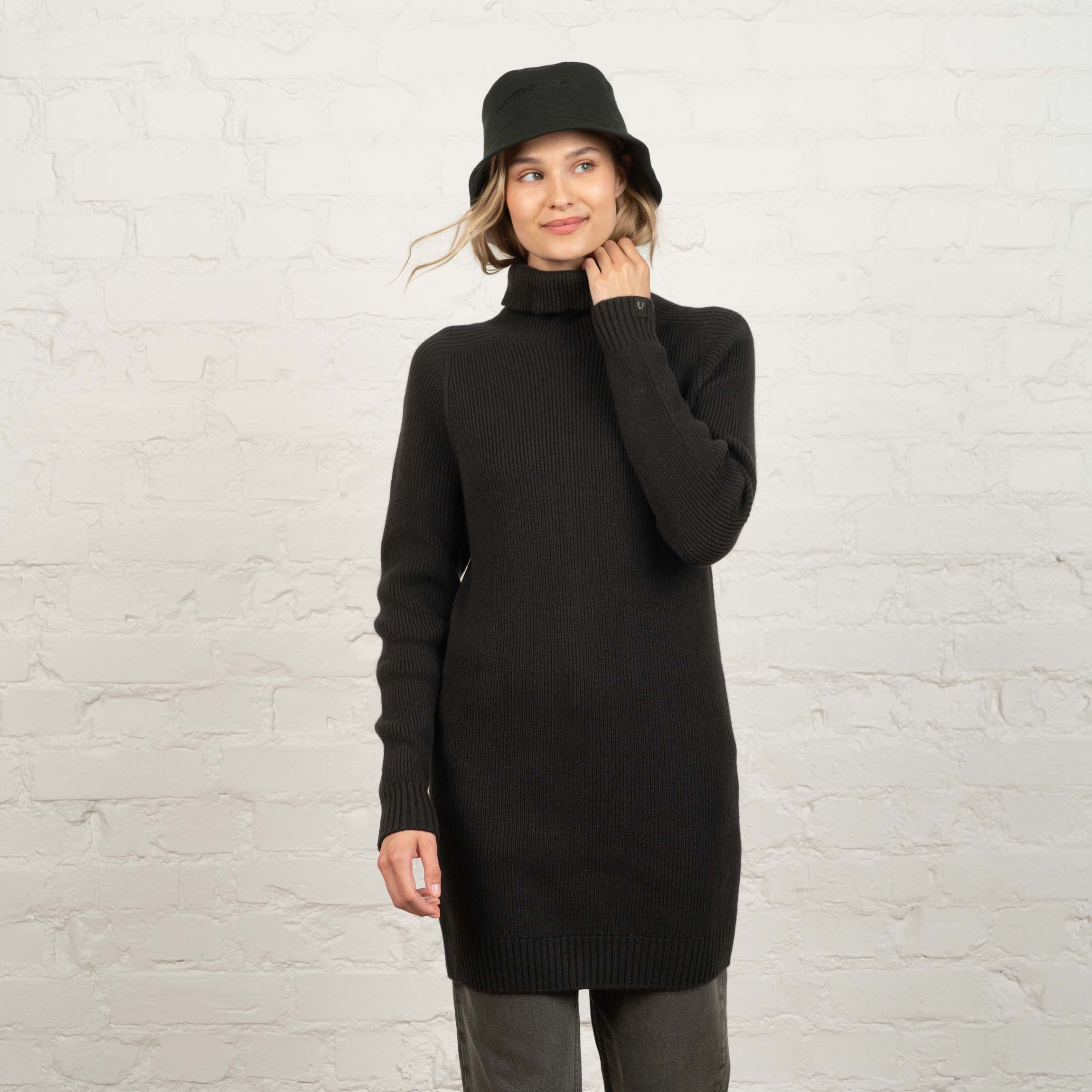 The model is 175 cm and wears size M.