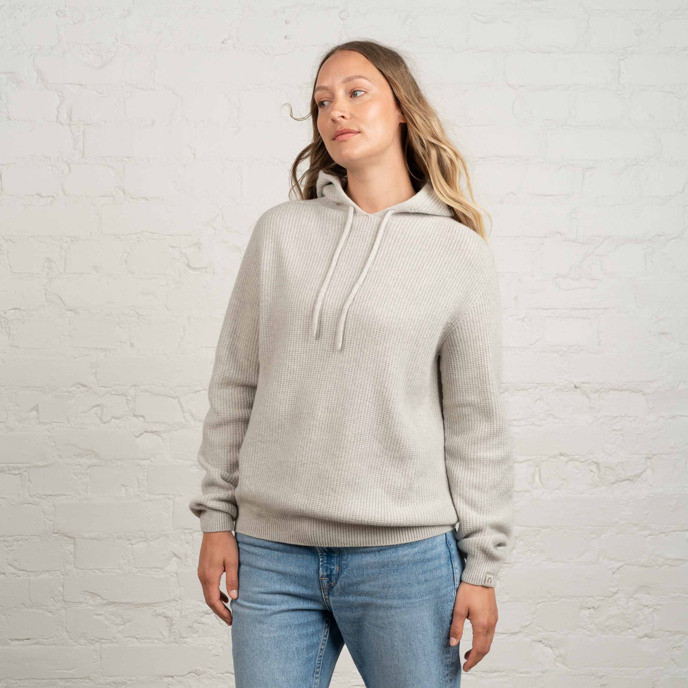 The model is 174 cm and wears size M.