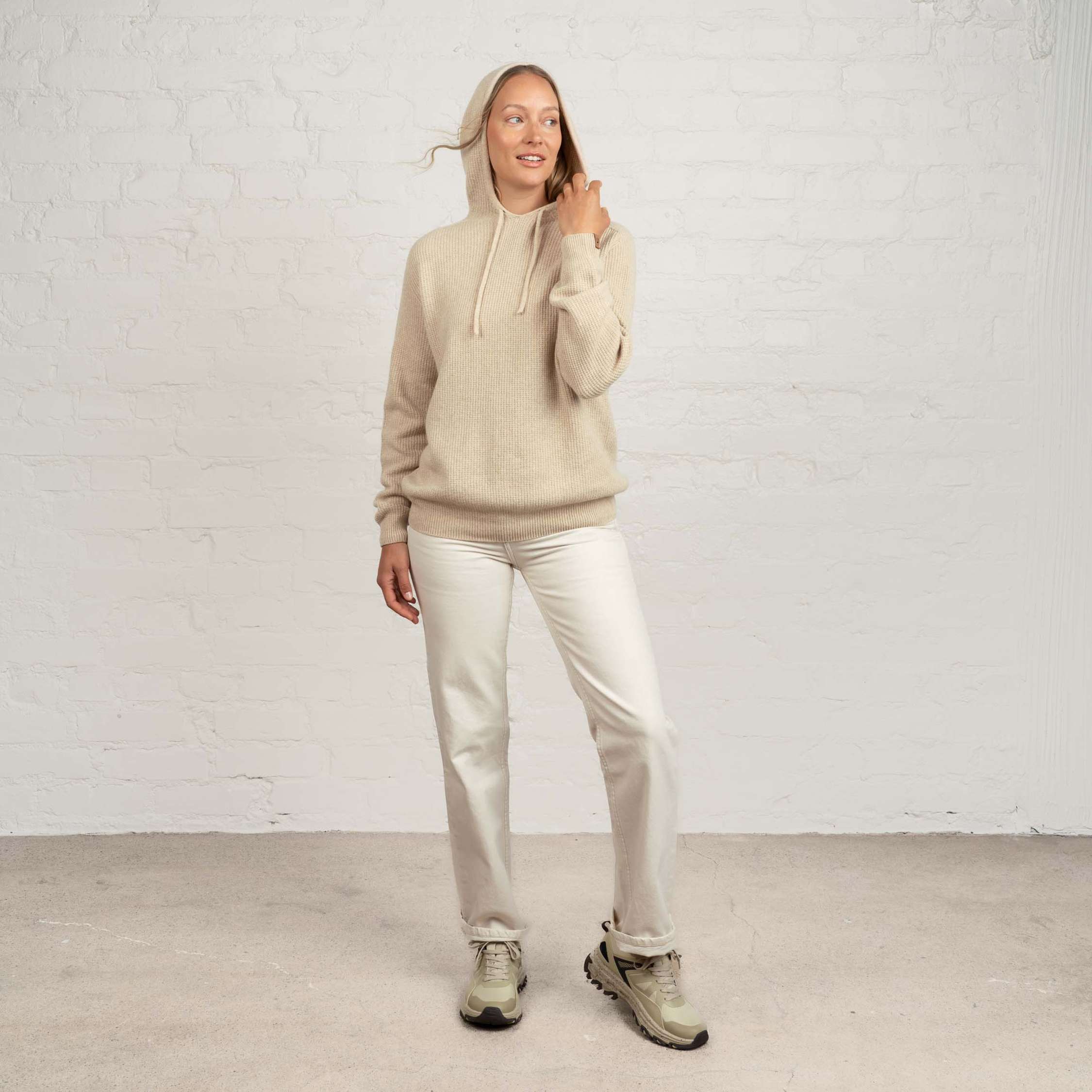 The model is 174 cm and wears size M.