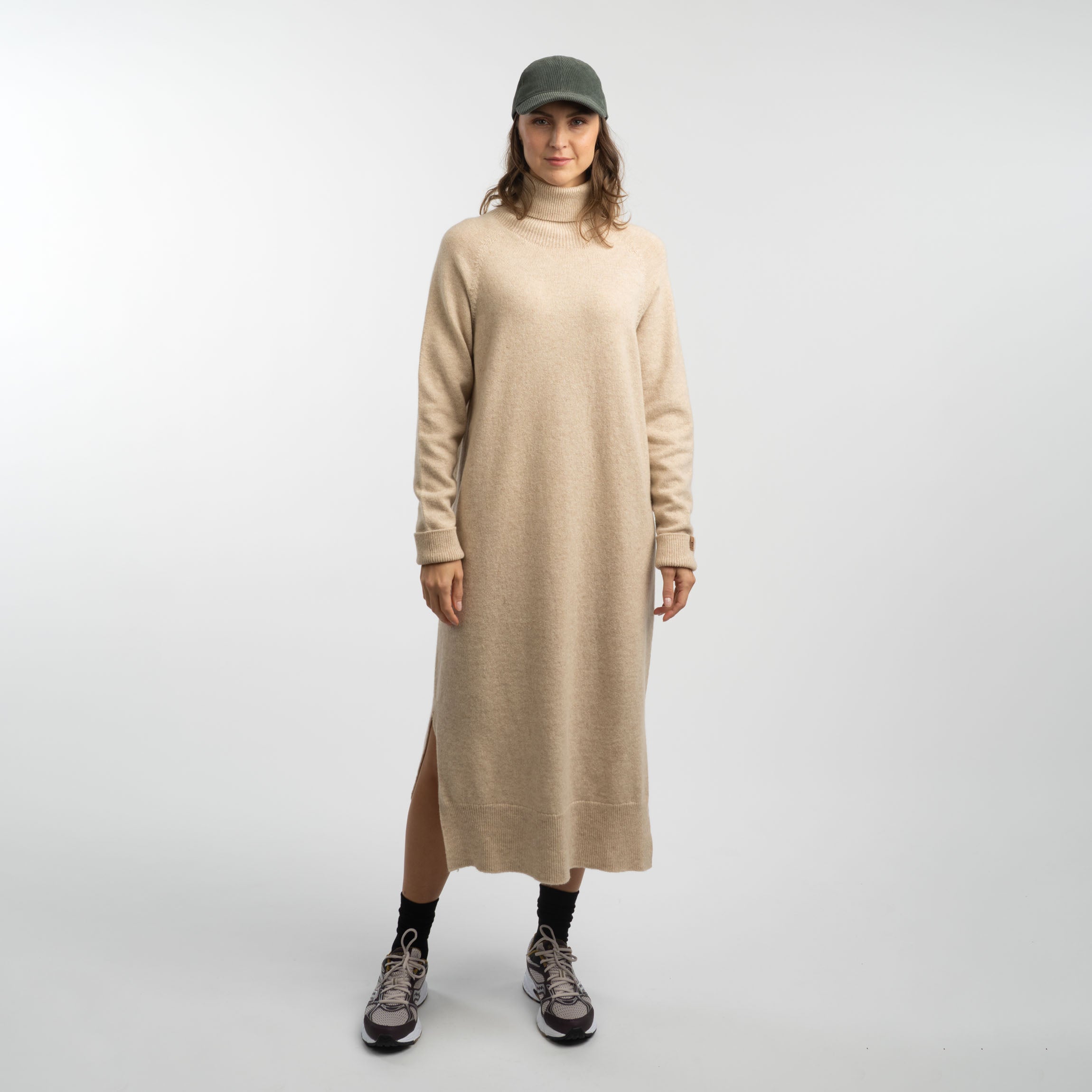 The model is 175 cm and wears size M.